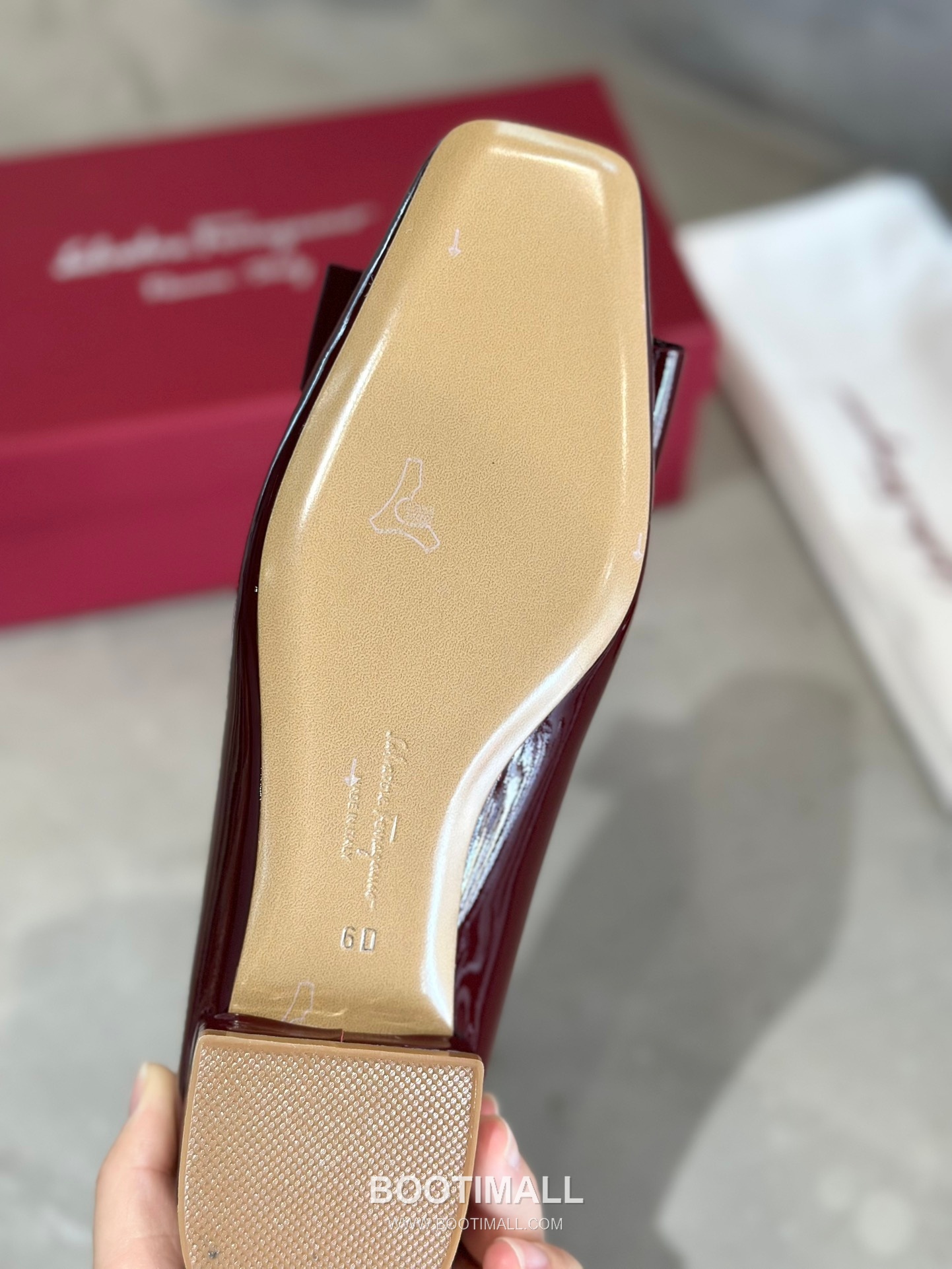Salvatore Ferragamo Vara Bow Patent Leather Square Toe Pumps 살바토레 페라가모 바라 리본 페이턴트 레더 스퀘어 토 펌프스 504845 4.5cm 9