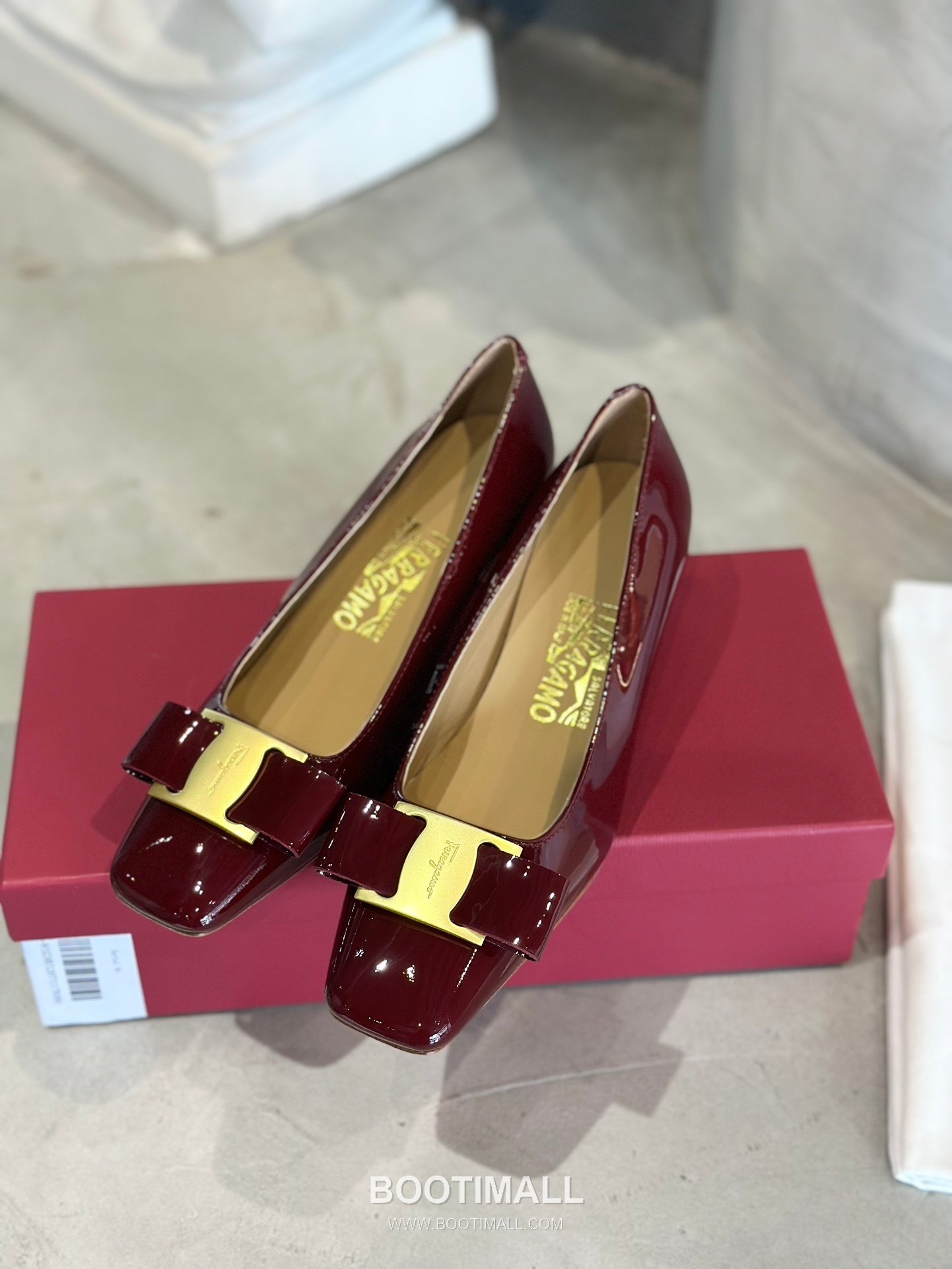 Salvatore Ferragamo Vara Bow Patent Leather Square Toe Low Heel Pumps 살바토레 페라가모 바라 리본 페이턴트 레더 스퀘어 토 로우 힐 펌프스 504845 2.5cm 1