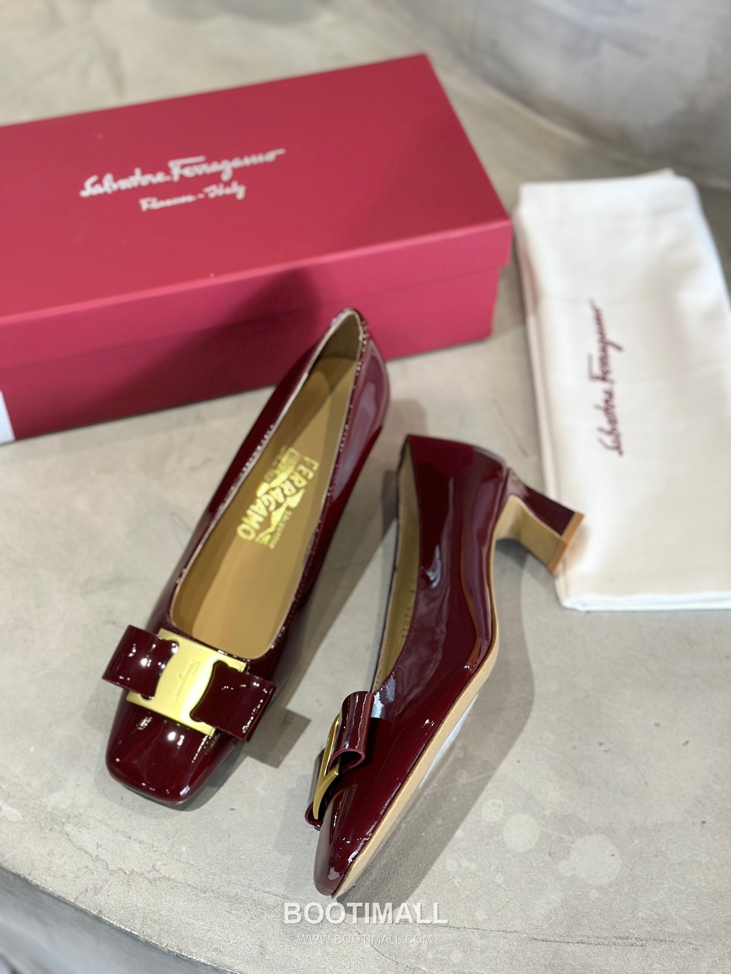 Salvatore Ferragamo Vara Bow Patent Leather Square Toe Low Heel Pumps 살바토레 페라가모 바라 리본 페이턴트 레더 스퀘어 토 로우 힐 펌프스 504845 2.5cm 2