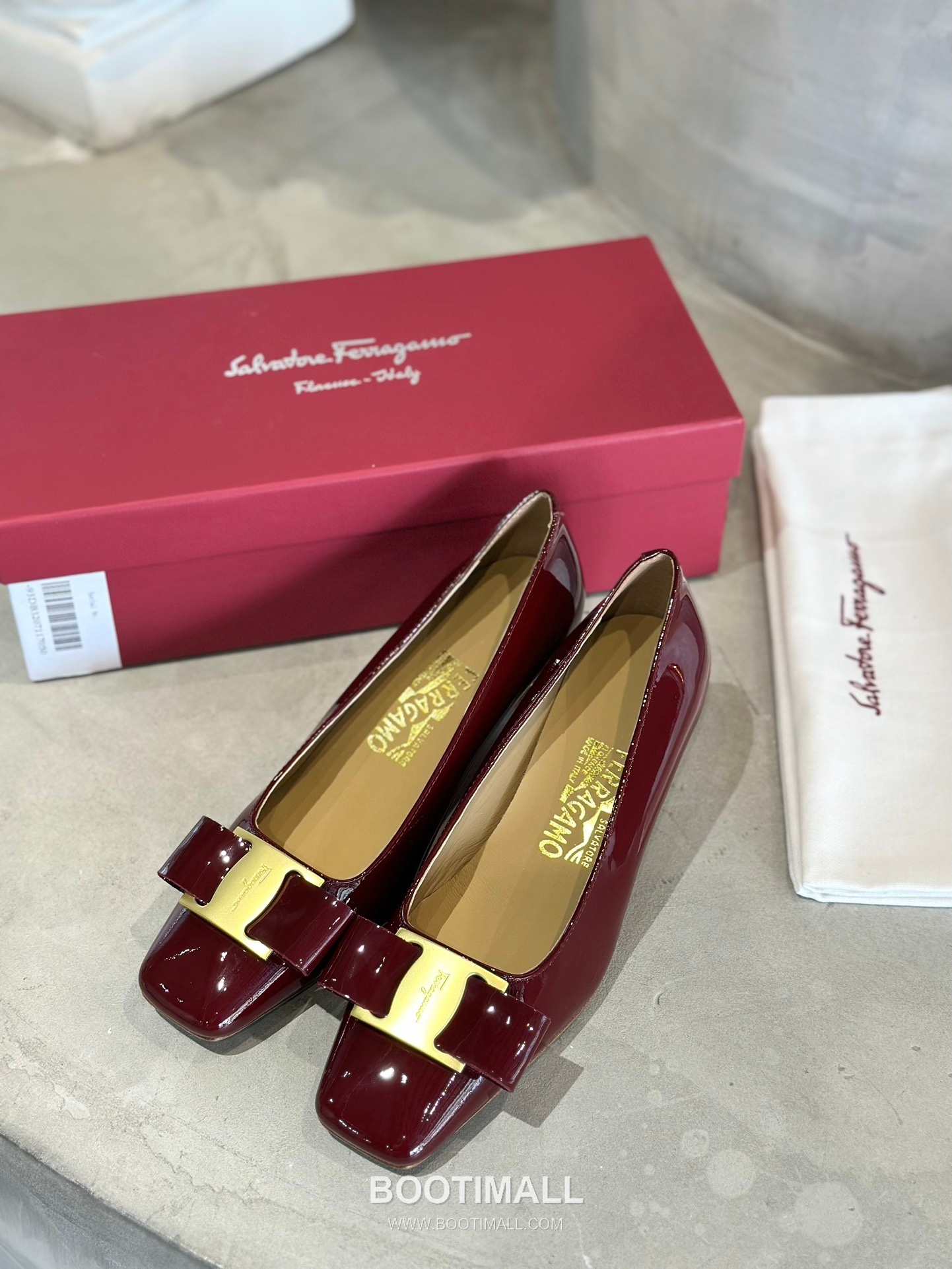 Salvatore Ferragamo Vara Bow Patent Leather Square Toe Low Heel Pumps 살바토레 페라가모 바라 리본 페이턴트 레더 스퀘어 토 로우 힐 펌프스 504845 2.5cm 5