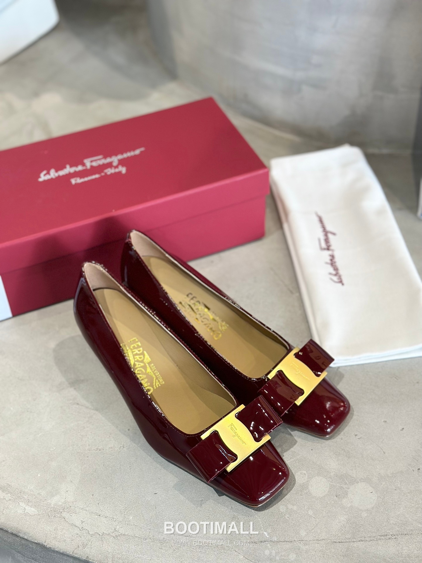 Salvatore Ferragamo Vara Bow Patent Leather Square Toe Low Heel Pumps 살바토레 페라가모 바라 리본 페이턴트 레더 스퀘어 토 로우 힐 펌프스 504845 2.5cm 7