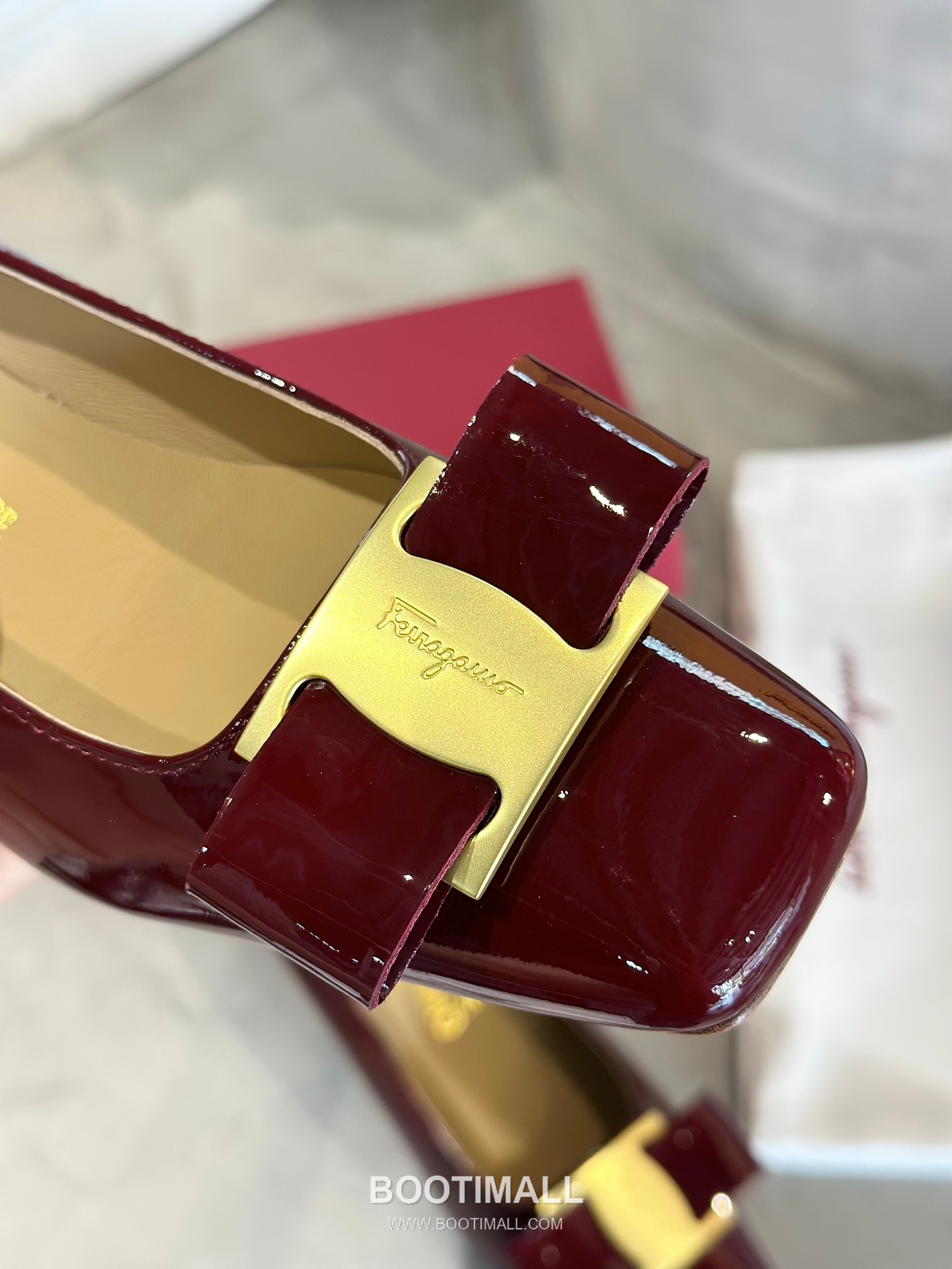 Salvatore Ferragamo Vara Bow Patent Leather Square Toe Low Heel Pumps 살바토레 페라가모 바라 리본 페이턴트 레더 스퀘어 토 로우 힐 펌프스 504845 2.5cm 8