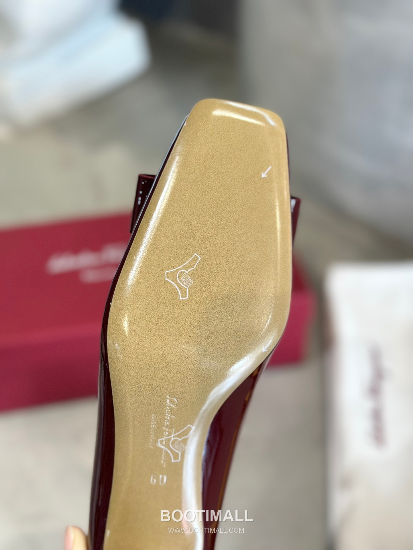 Salvatore Ferragamo Vara Bow Patent Leather Square Toe Low Heel Pumps 살바토레 페라가모 바라 리본 페이턴트 레더 스퀘어 토 로우 힐 펌프스 504845 2.5cm 9