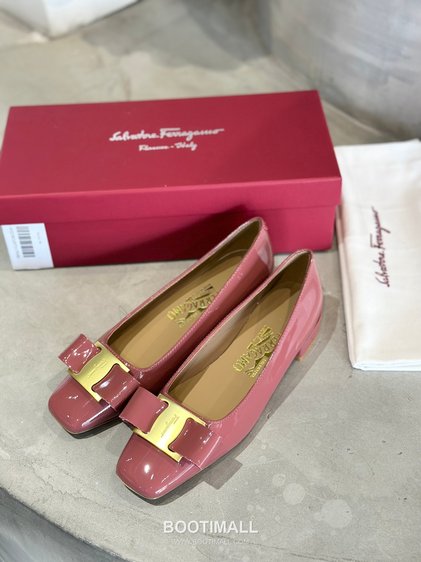 Salvatore Ferragamo Vara Bow Patent Leather Square Toe Pumps 살바토레 페라가모 바라 리본 페이턴트 레더 스퀘어 토 펌프스 504845 4.5cm 1