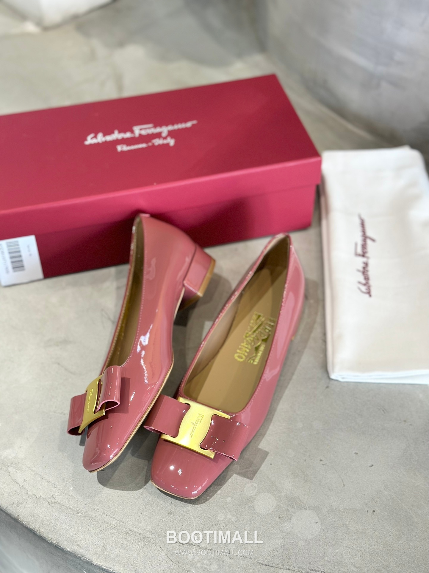 Salvatore Ferragamo Vara Bow Patent Leather Square Toe Pumps 살바토레 페라가모 바라 리본 페이턴트 레더 스퀘어 토 펌프스 504845 4.5cm 2