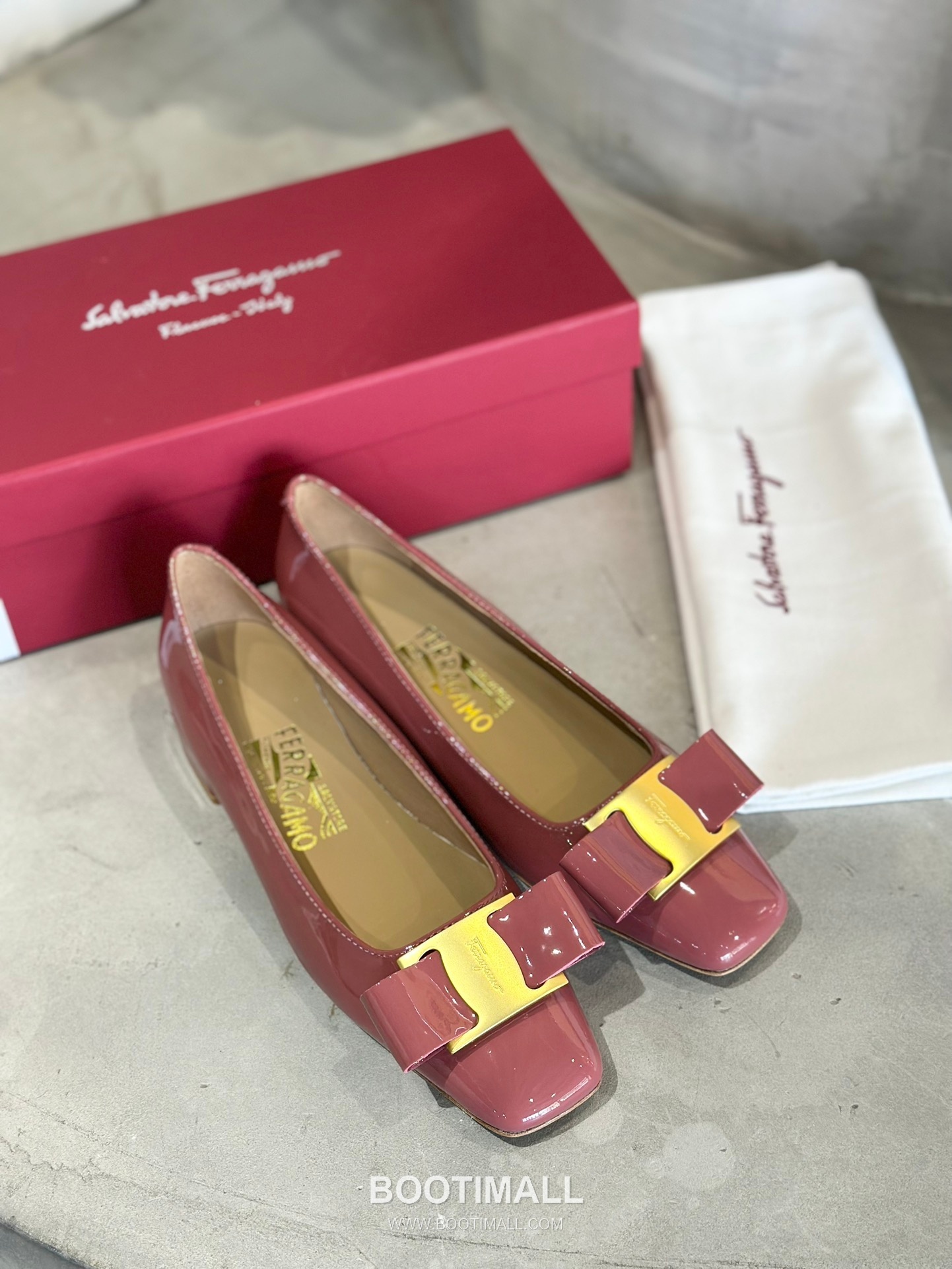 Salvatore Ferragamo Vara Bow Patent Leather Square Toe Pumps 살바토레 페라가모 바라 리본 페이턴트 레더 스퀘어 토 펌프스 504845 4.5cm 4