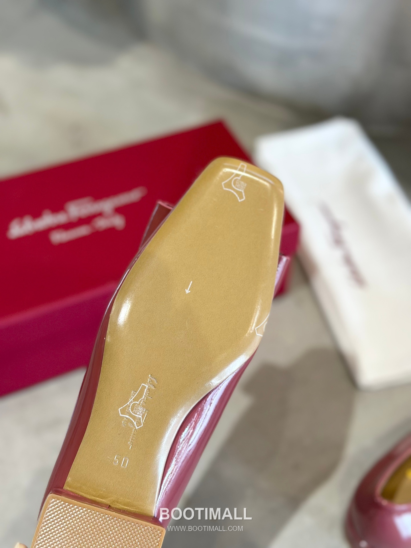 Salvatore Ferragamo Vara Bow Patent Leather Square Toe Pumps 살바토레 페라가모 바라 리본 페이턴트 레더 스퀘어 토 펌프스 504845 4.5cm 9