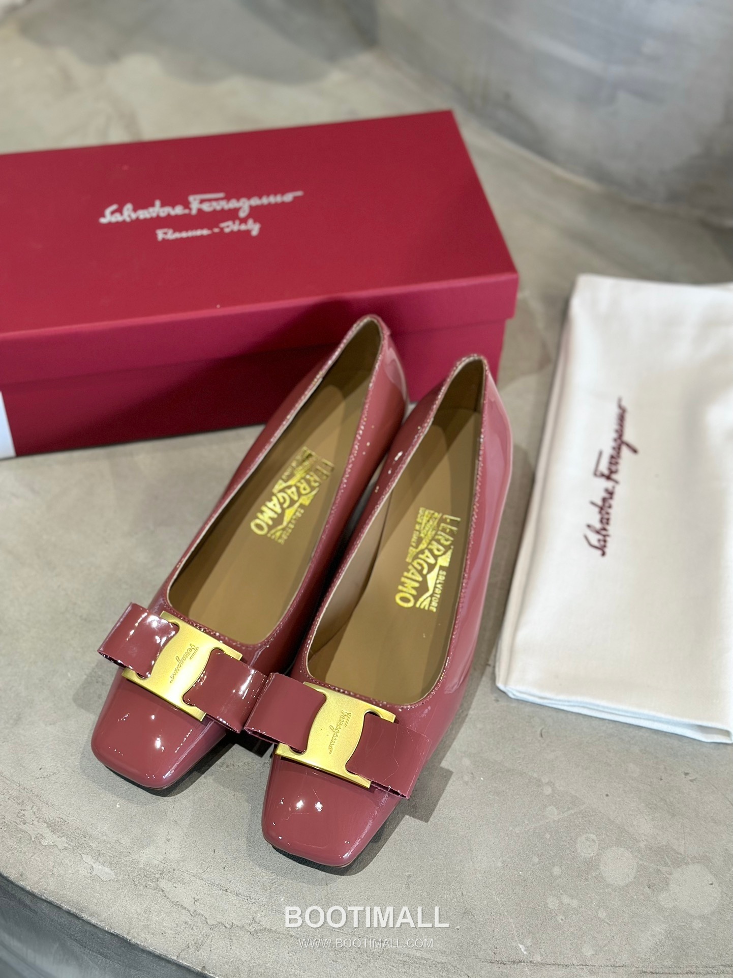 Salvatore Ferragamo Vara Bow Patent Leather Square Toe Low Heel Pumps 살바토레 페라가모 바라 리본 페이턴트 레더 스퀘어 토 로우 힐 펌프스 504845 2.5cm 1