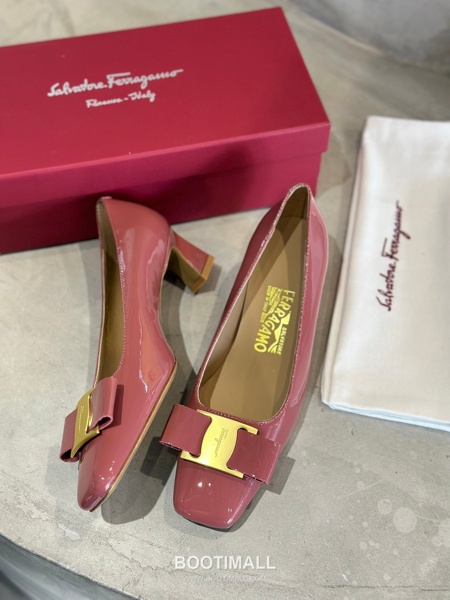 Salvatore Ferragamo Vara Bow Patent Leather Square Toe Low Heel Pumps 살바토레 페라가모 바라 리본 페이턴트 레더 스퀘어 토 로우 힐 펌프스 504845 2.5cm 2
