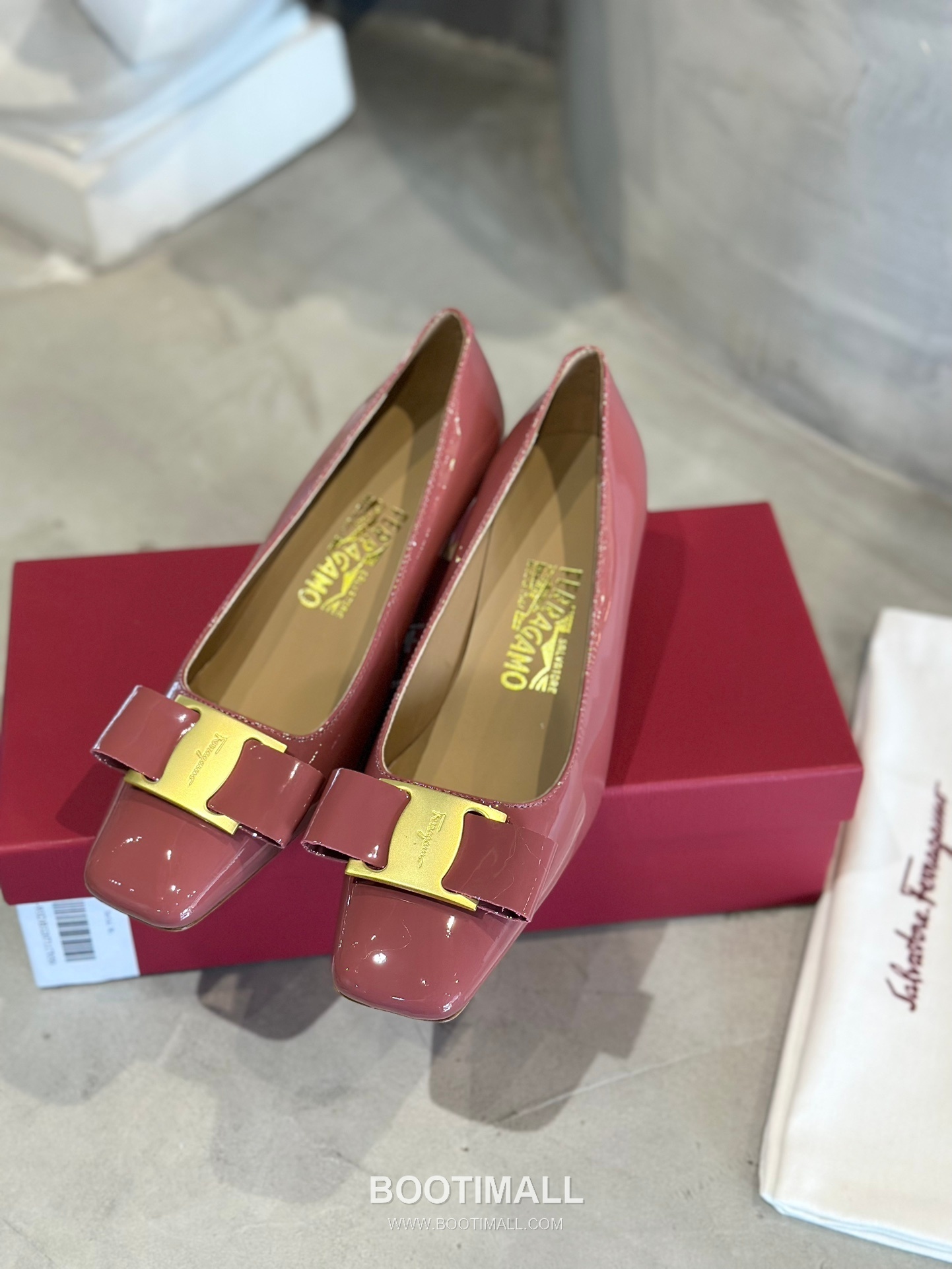 Salvatore Ferragamo Vara Bow Patent Leather Square Toe Low Heel Pumps 살바토레 페라가모 바라 리본 페이턴트 레더 스퀘어 토 로우 힐 펌프스 504845 2.5cm 5