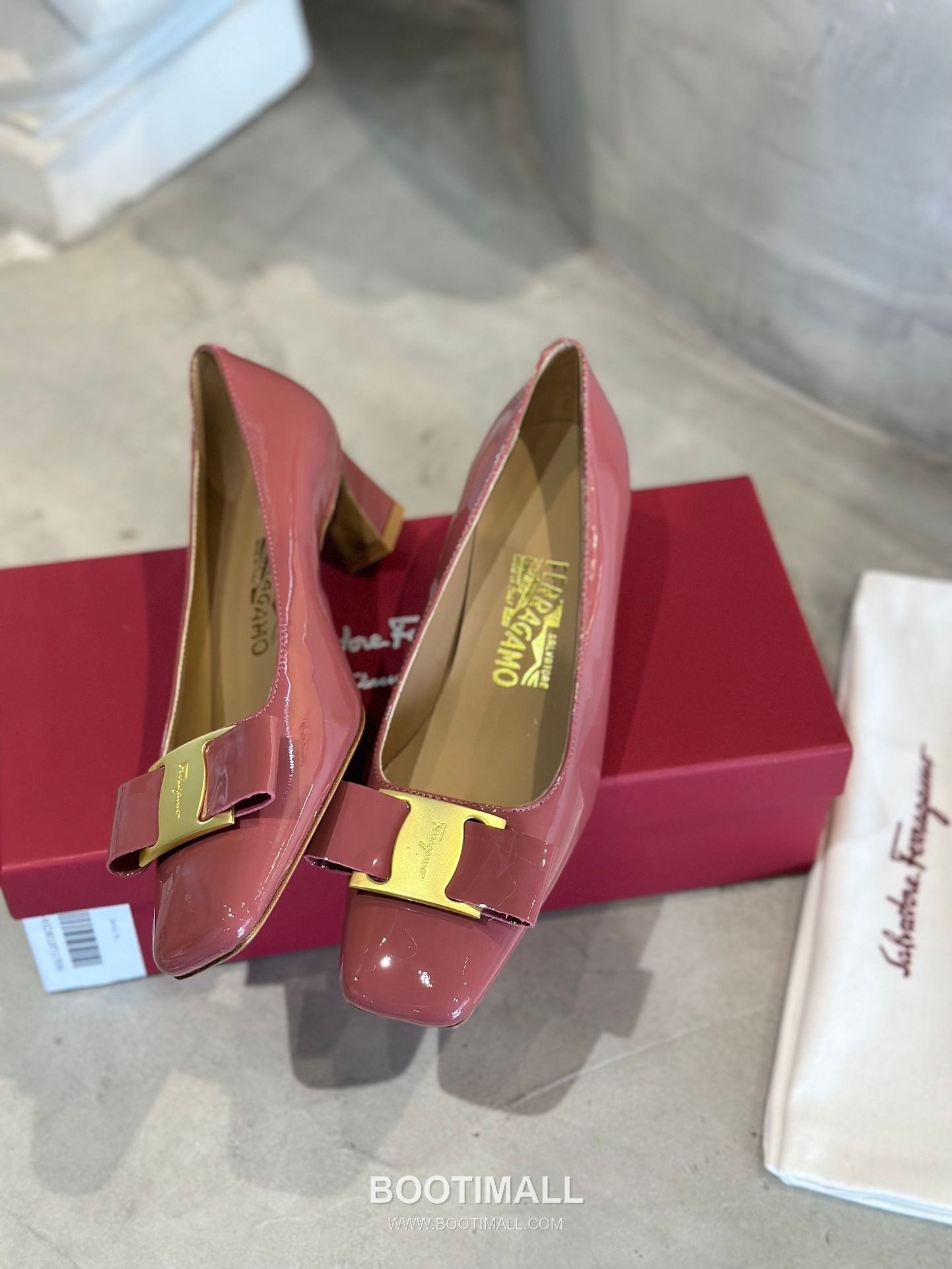 Salvatore Ferragamo Vara Bow Patent Leather Square Toe Low Heel Pumps 살바토레 페라가모 바라 리본 페이턴트 레더 스퀘어 토 로우 힐 펌프스 504845 2.5cm 6