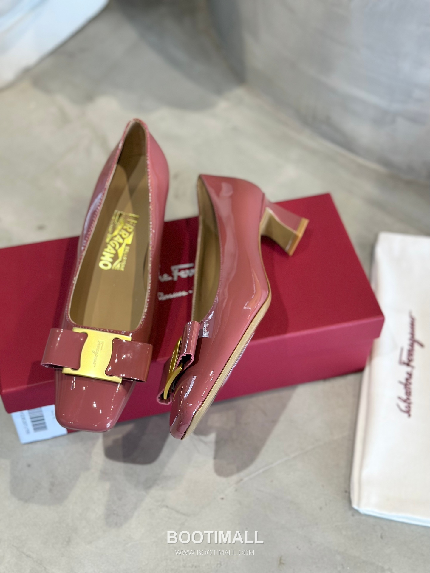 Salvatore Ferragamo Vara Bow Patent Leather Square Toe Low Heel Pumps 살바토레 페라가모 바라 리본 페이턴트 레더 스퀘어 토 로우 힐 펌프스 504845 2.5cm 7