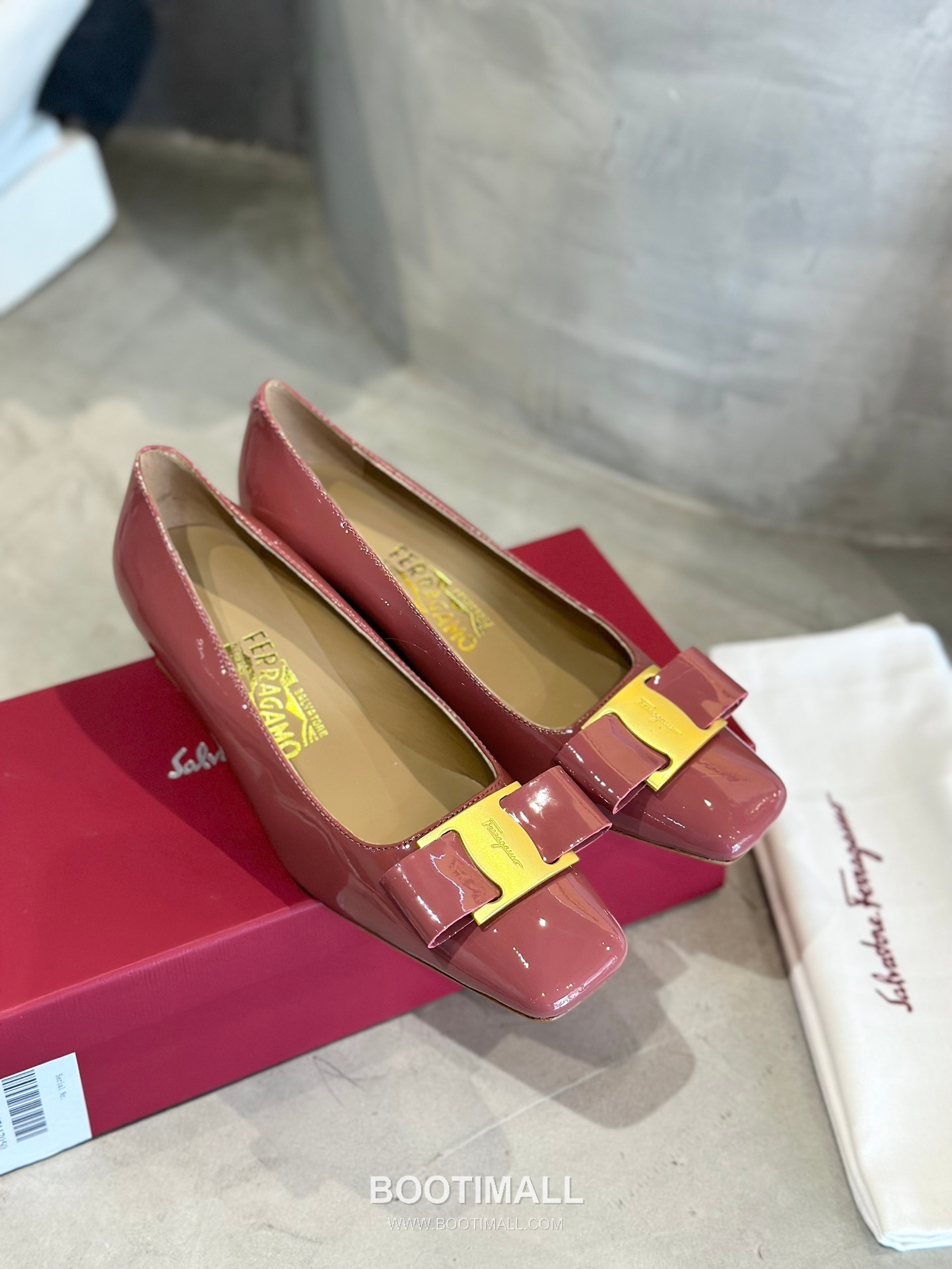 Salvatore Ferragamo Vara Bow Patent Leather Square Toe Low Heel Pumps 살바토레 페라가모 바라 리본 페이턴트 레더 스퀘어 토 로우 힐 펌프스 504845 2.5cm 8