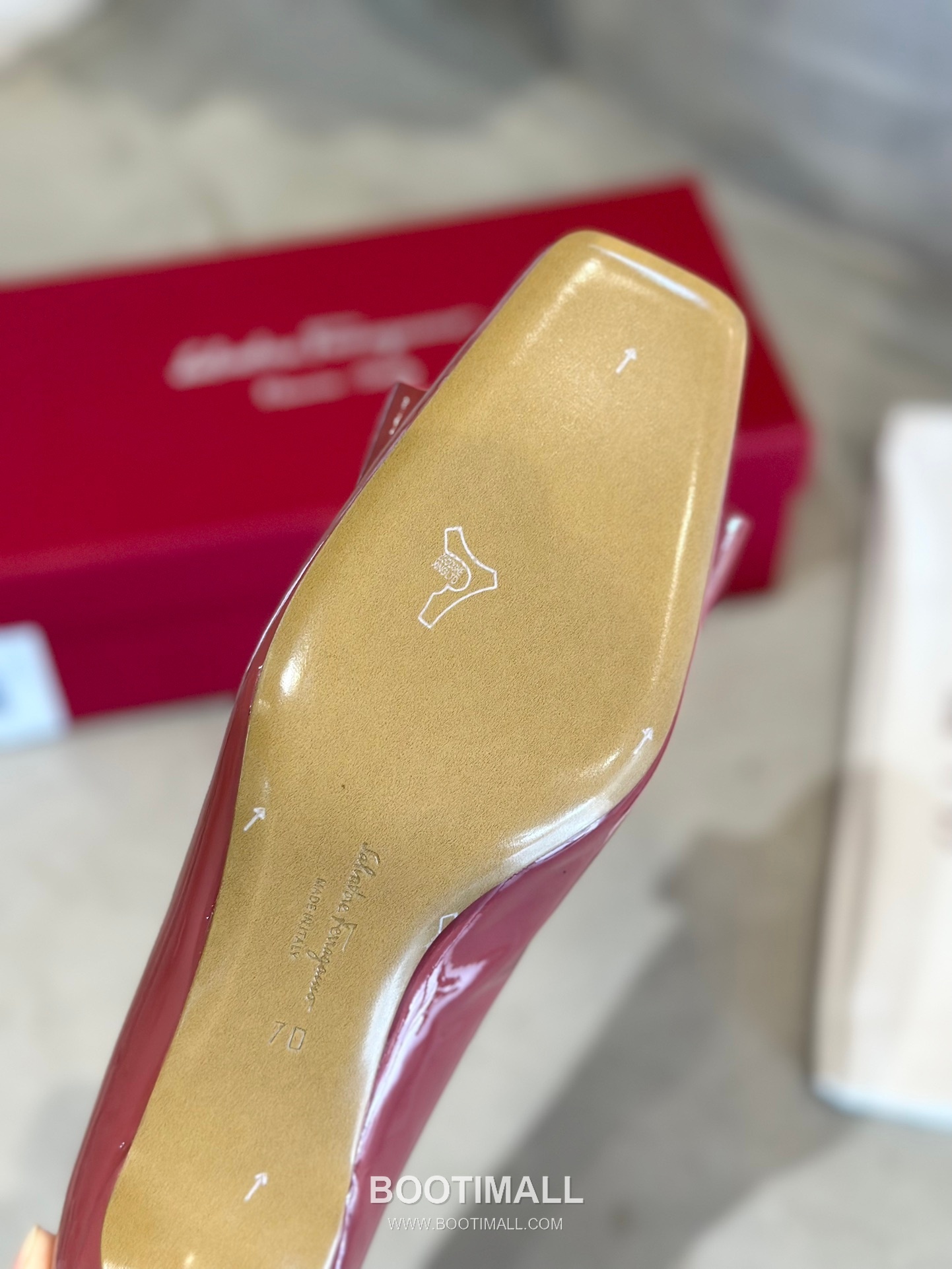 Salvatore Ferragamo Vara Bow Patent Leather Square Toe Low Heel Pumps 살바토레 페라가모 바라 리본 페이턴트 레더 스퀘어 토 로우 힐 펌프스 504845 2.5cm 9