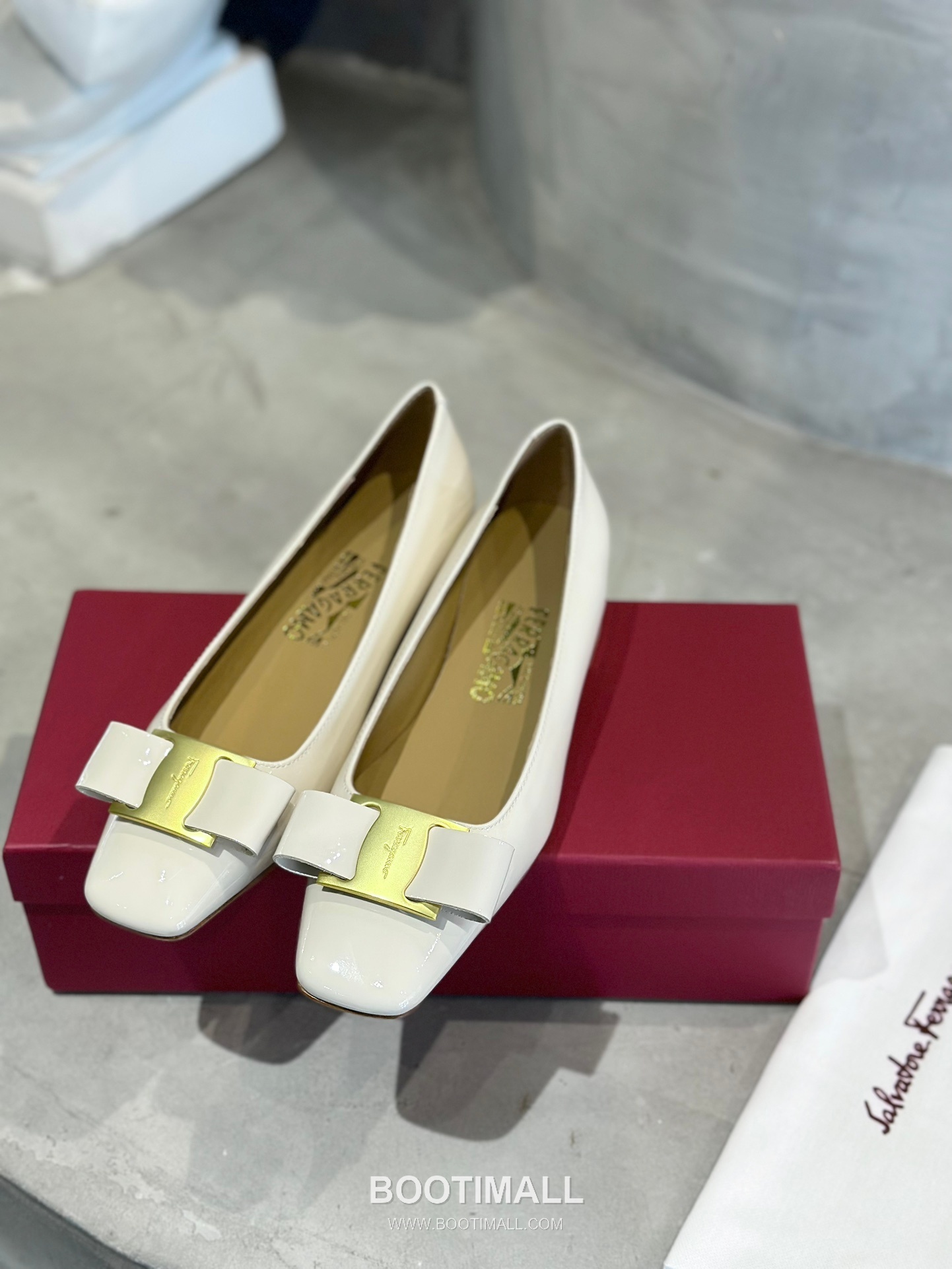 Salvatore Ferragamo Vara Bow Patent Leather Square Toe Pumps 살바토레 페라가모 바라 리본 페이턴트 레더 스퀘어 토 펌프스 504845 4.5cm 1
