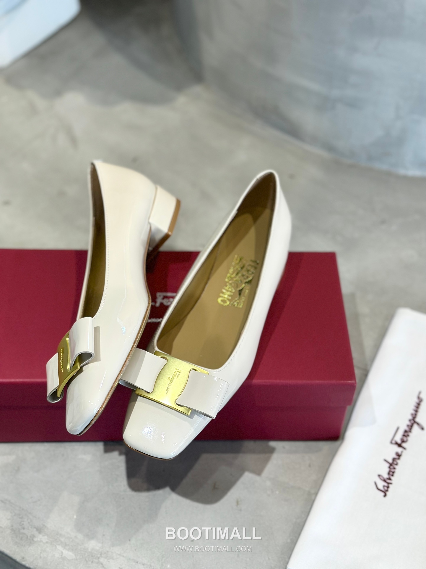 Salvatore Ferragamo Vara Bow Patent Leather Square Toe Pumps 살바토레 페라가모 바라 리본 페이턴트 레더 스퀘어 토 펌프스 504845 4.5cm 2
