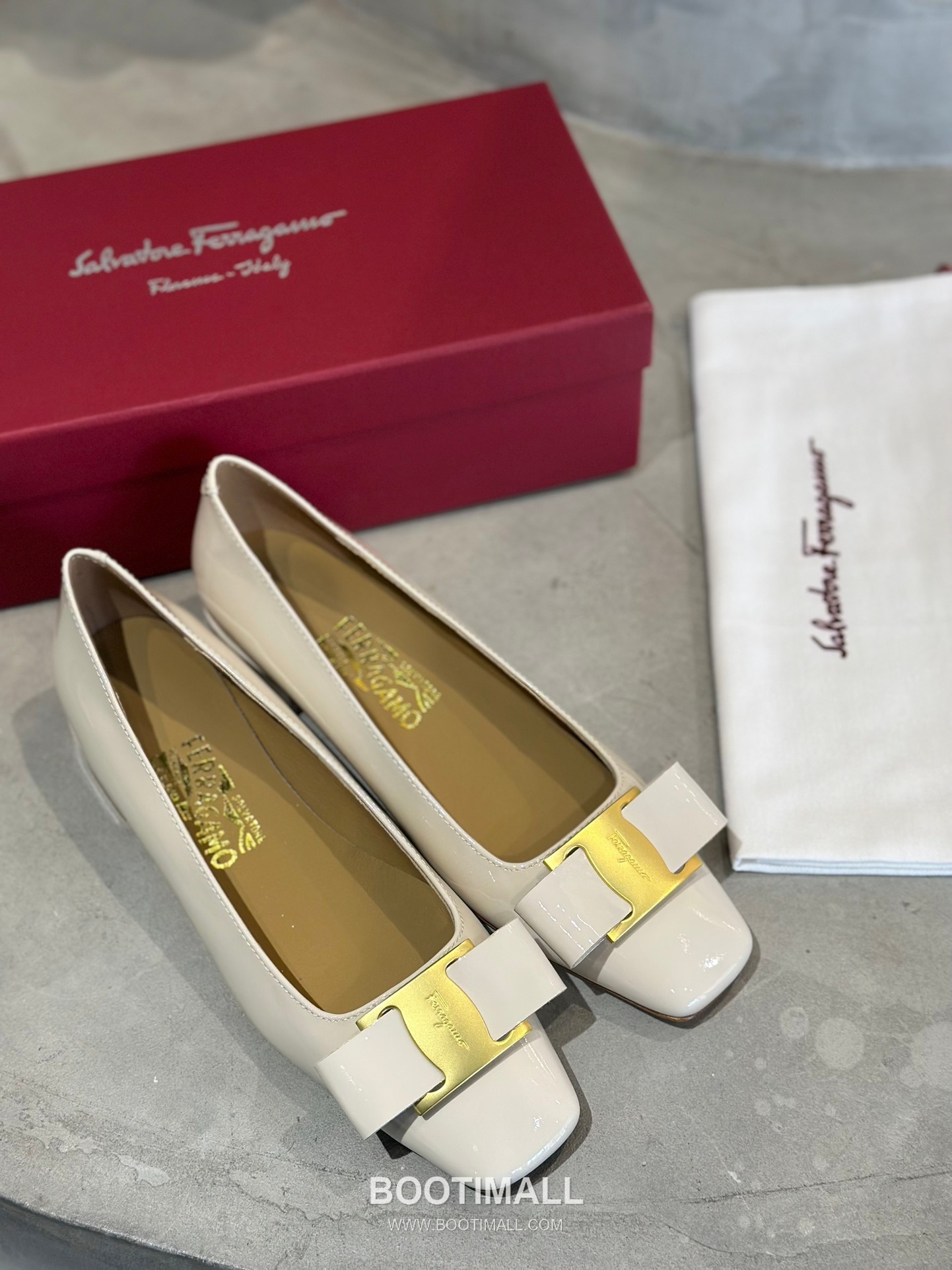 Salvatore Ferragamo Vara Bow Patent Leather Square Toe Pumps 살바토레 페라가모 바라 리본 페이턴트 레더 스퀘어 토 펌프스 504845 4.5cm 3