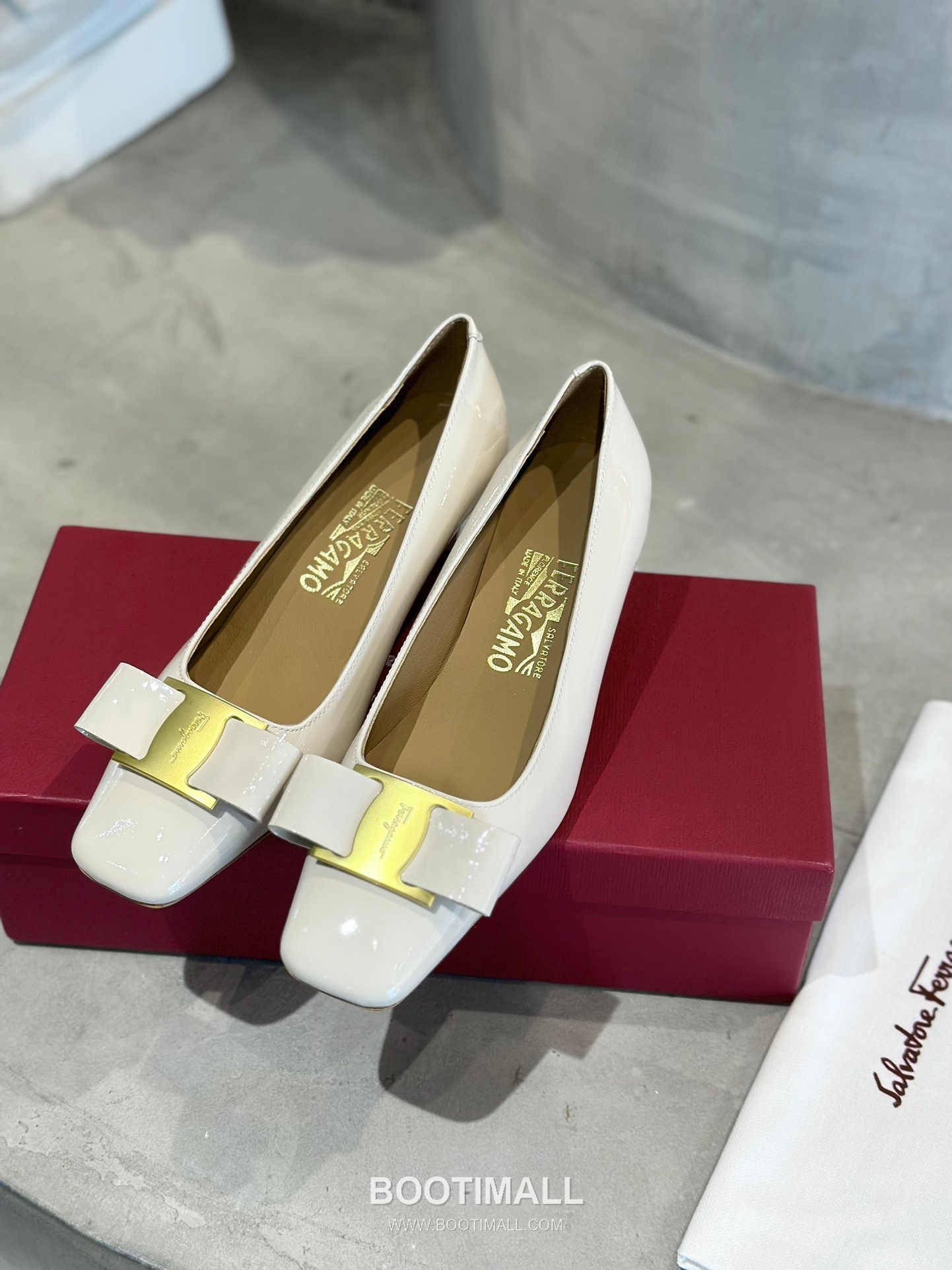 Salvatore Ferragamo Vara Bow Patent Leather Square Toe Low Heel Pumps 살바토레 페라가모 바라 리본 페이턴트 레더 스퀘어 토 로우 힐 펌프스 504845 2.5cm 1