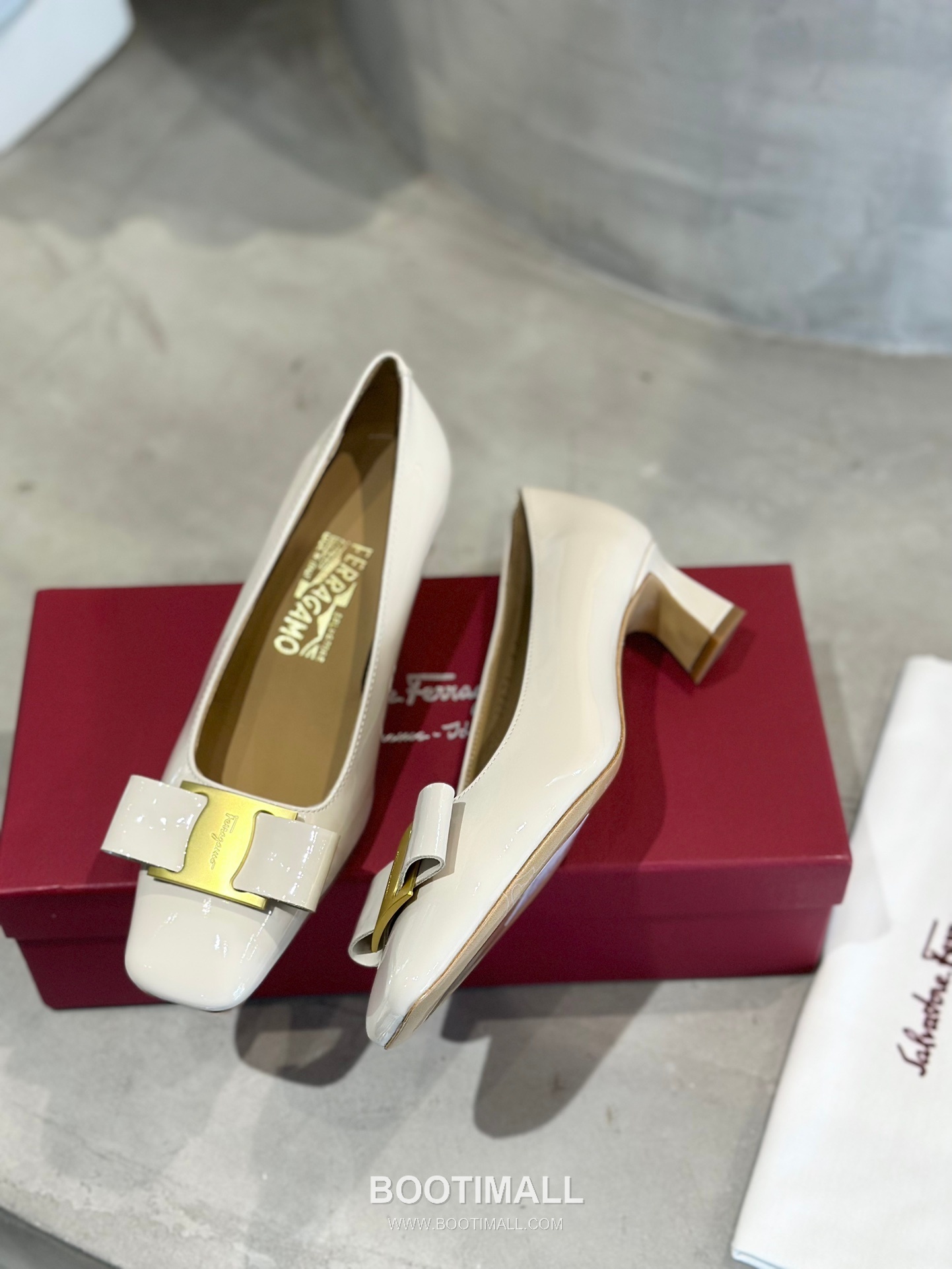 Salvatore Ferragamo Vara Bow Patent Leather Square Toe Low Heel Pumps 살바토레 페라가모 바라 리본 페이턴트 레더 스퀘어 토 로우 힐 펌프스 504845 2.5cm 2