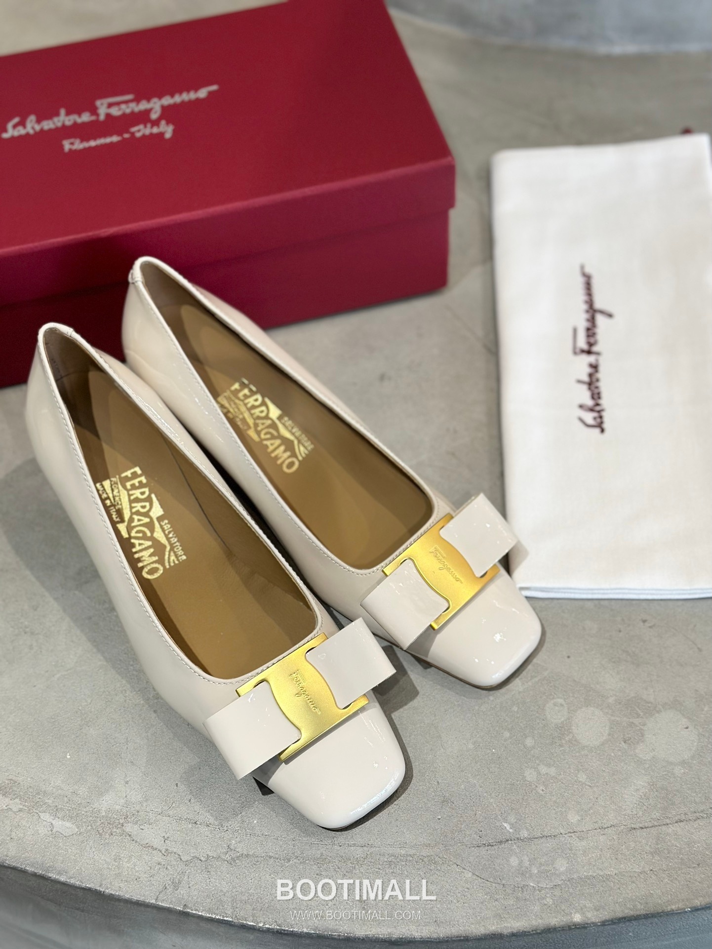 Salvatore Ferragamo Vara Bow Patent Leather Square Toe Low Heel Pumps 살바토레 페라가모 바라 리본 페이턴트 레더 스퀘어 토 로우 힐 펌프스 504845 2.5cm 3