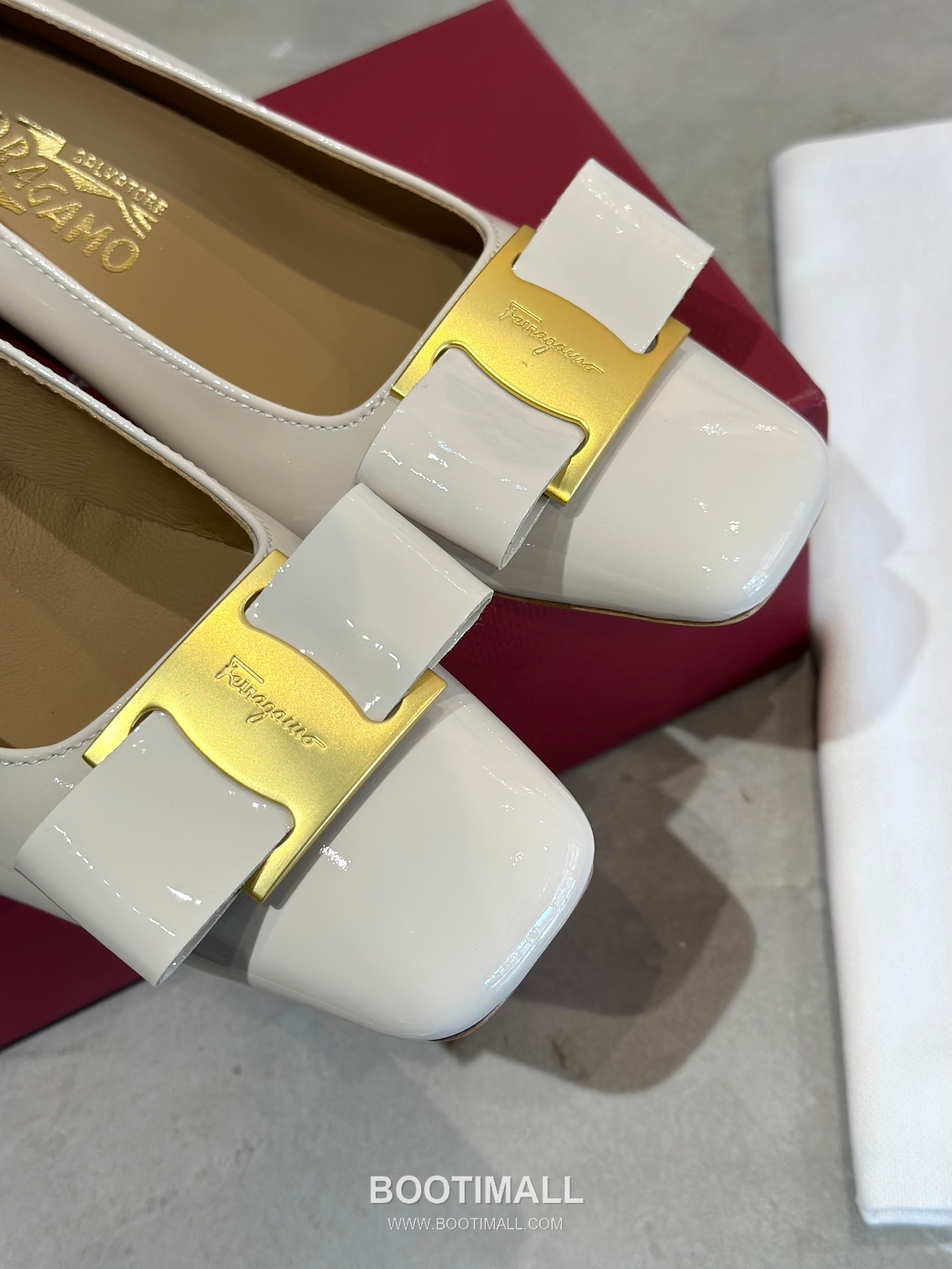 Salvatore Ferragamo Vara Bow Patent Leather Square Toe Low Heel Pumps 살바토레 페라가모 바라 리본 페이턴트 레더 스퀘어 토 로우 힐 펌프스 504845 2.5cm 4