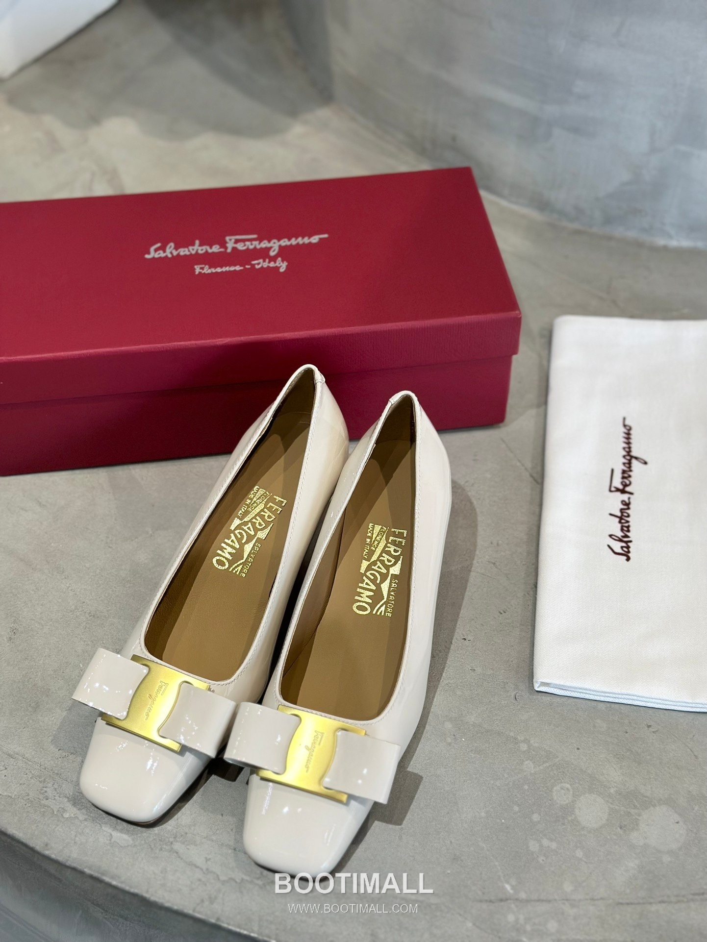 Salvatore Ferragamo Vara Bow Patent Leather Square Toe Low Heel Pumps 살바토레 페라가모 바라 리본 페이턴트 레더 스퀘어 토 로우 힐 펌프스 504845 2.5cm 5
