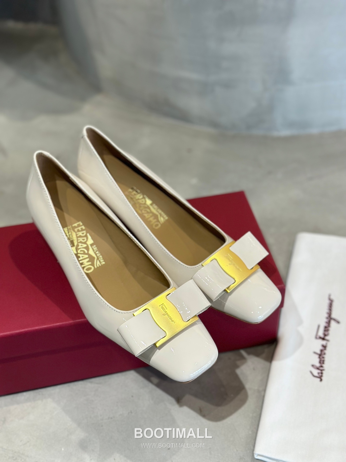 Salvatore Ferragamo Vara Bow Patent Leather Square Toe Low Heel Pumps 살바토레 페라가모 바라 리본 페이턴트 레더 스퀘어 토 로우 힐 펌프스 504845 2.5cm 7