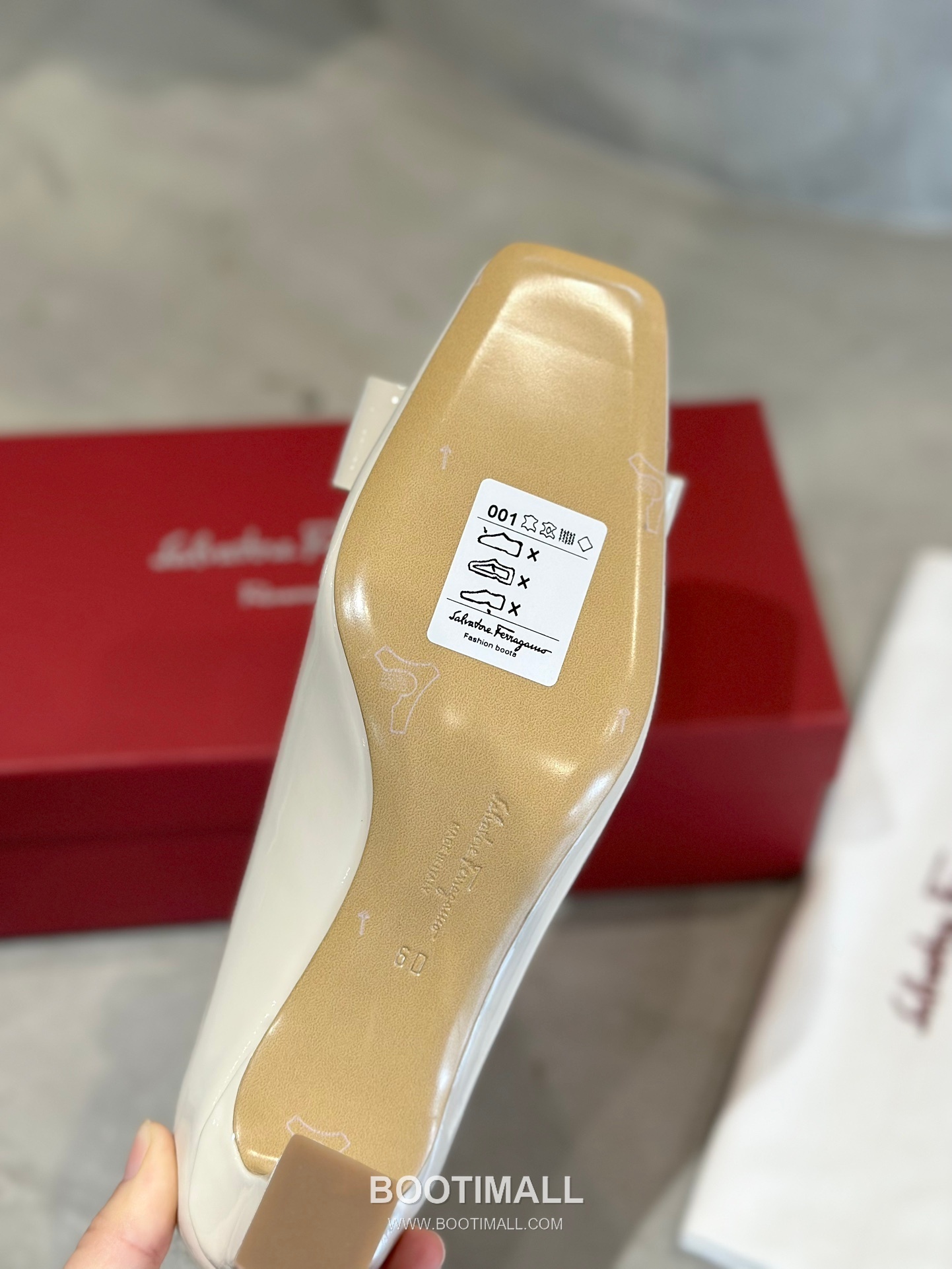 Salvatore Ferragamo Vara Bow Patent Leather Square Toe Low Heel Pumps 살바토레 페라가모 바라 리본 페이턴트 레더 스퀘어 토 로우 힐 펌프스 504845 2.5cm 9