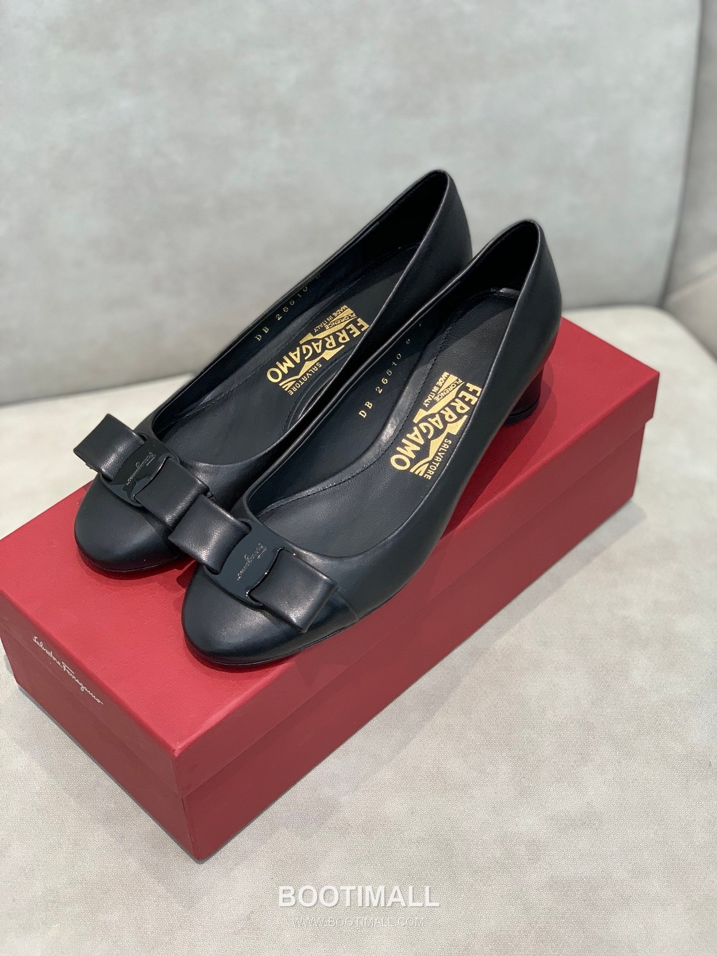 Salvatore Ferragamo Vara Bow Nappa Leather Mid Heel Pumps 살바토레 페라가모 바라 리본 나파 레더 미들 힐 펌프스 504845 3cm 1