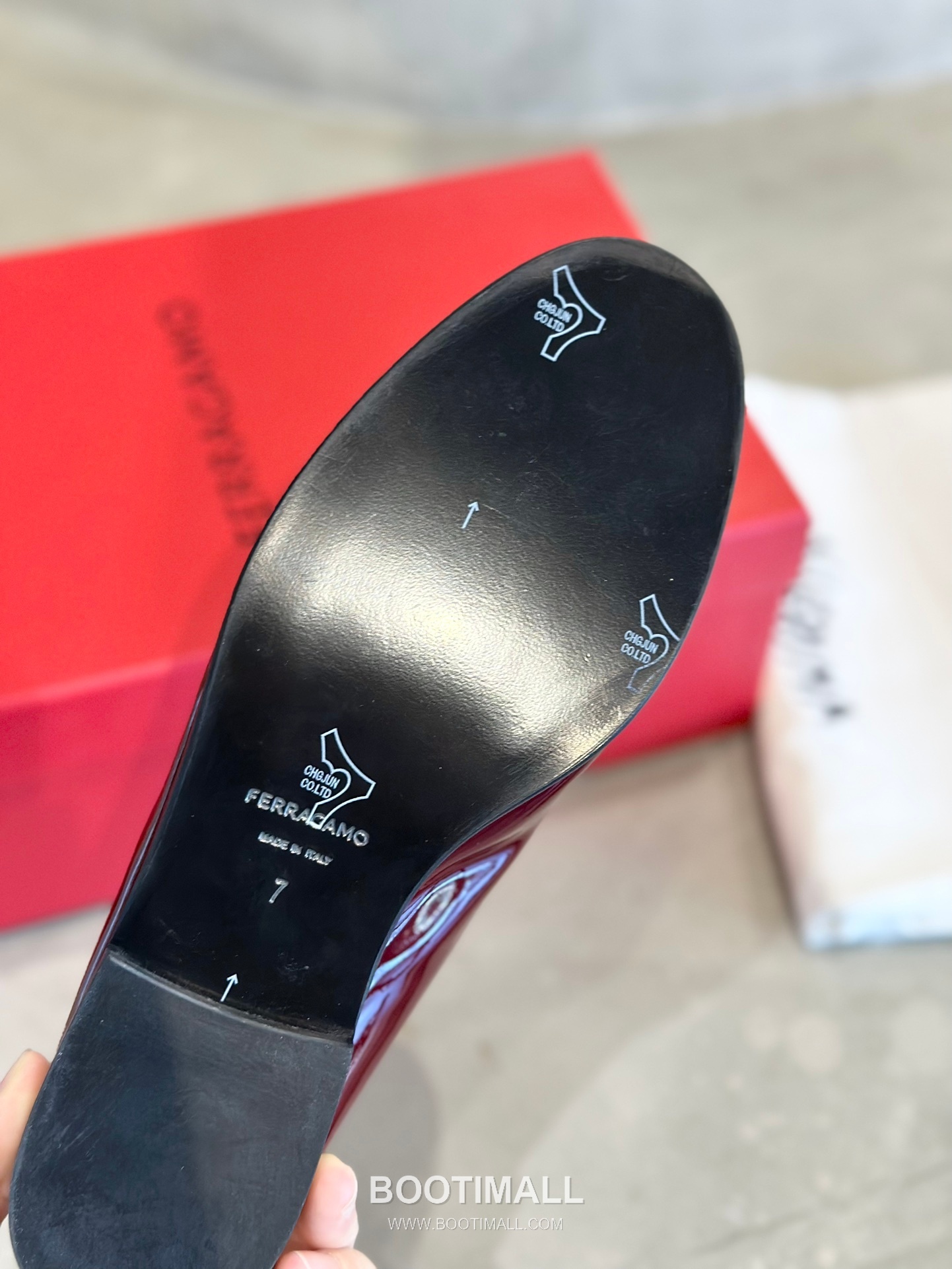 Salvatore Ferragamo Vara Bow Patent Leather Loafer Moccasins 살바토레 페라가모 바라 리본 페이턴트 레더 로퍼 모카신 555048 2cm 9