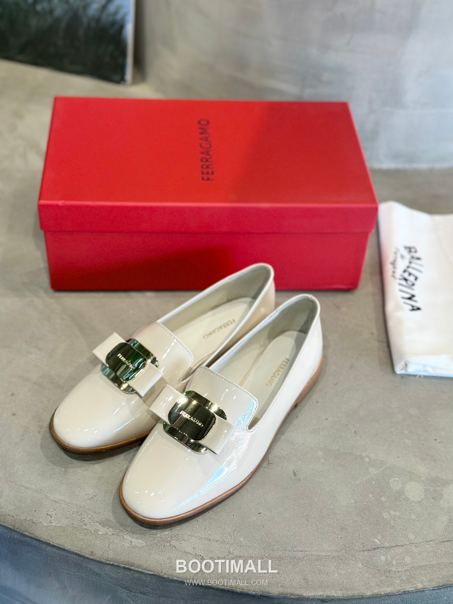 Salvatore Ferragamo Vara Bow Patent Leather Loafer Moccasins 살바토레 페라가모 바라 리본 페이턴트 레더 로퍼 모카신 555048 2cm 1