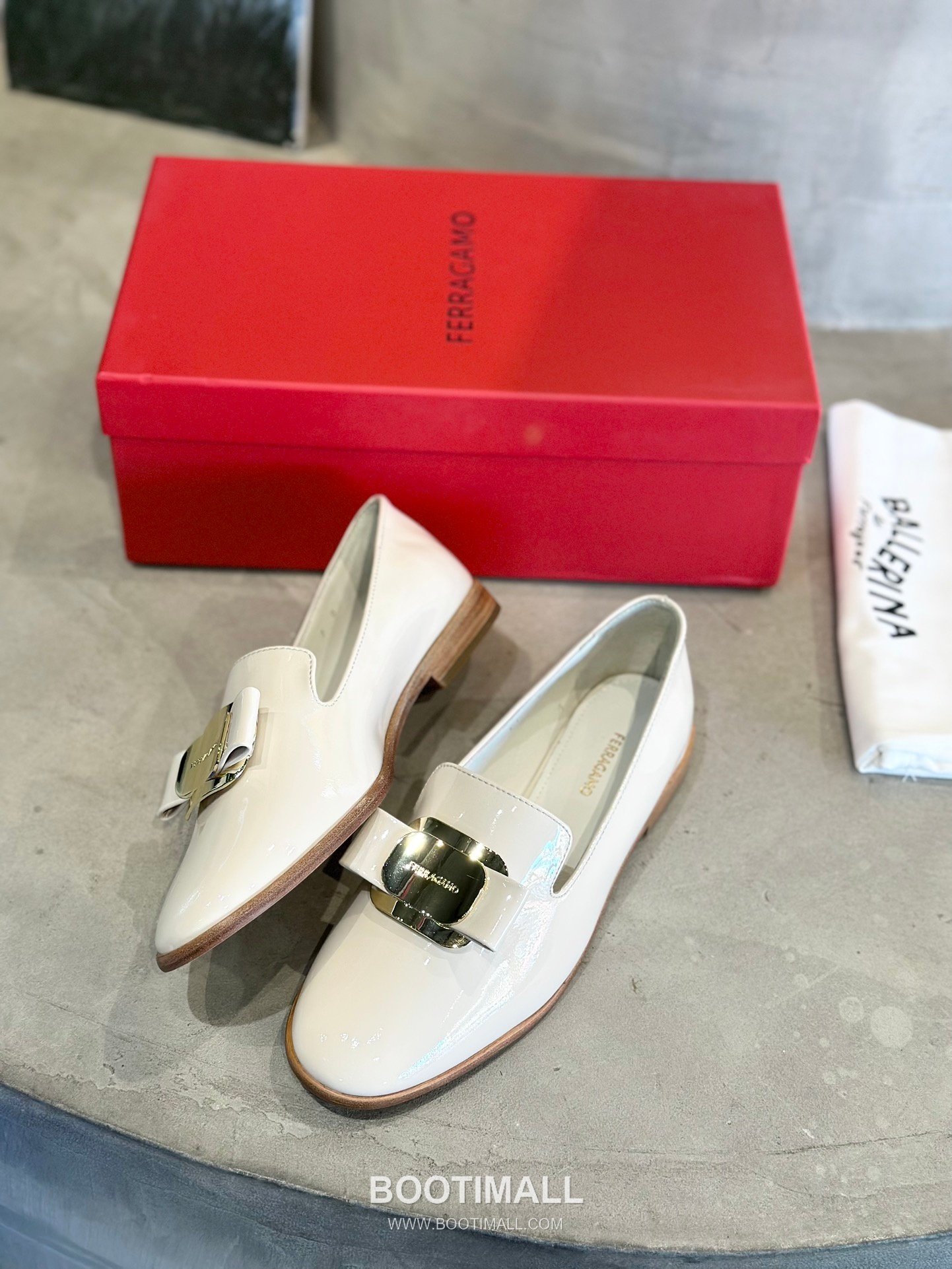 Salvatore Ferragamo Vara Bow Patent Leather Loafer Moccasins 살바토레 페라가모 바라 리본 페이턴트 레더 로퍼 모카신 555048 2cm 2