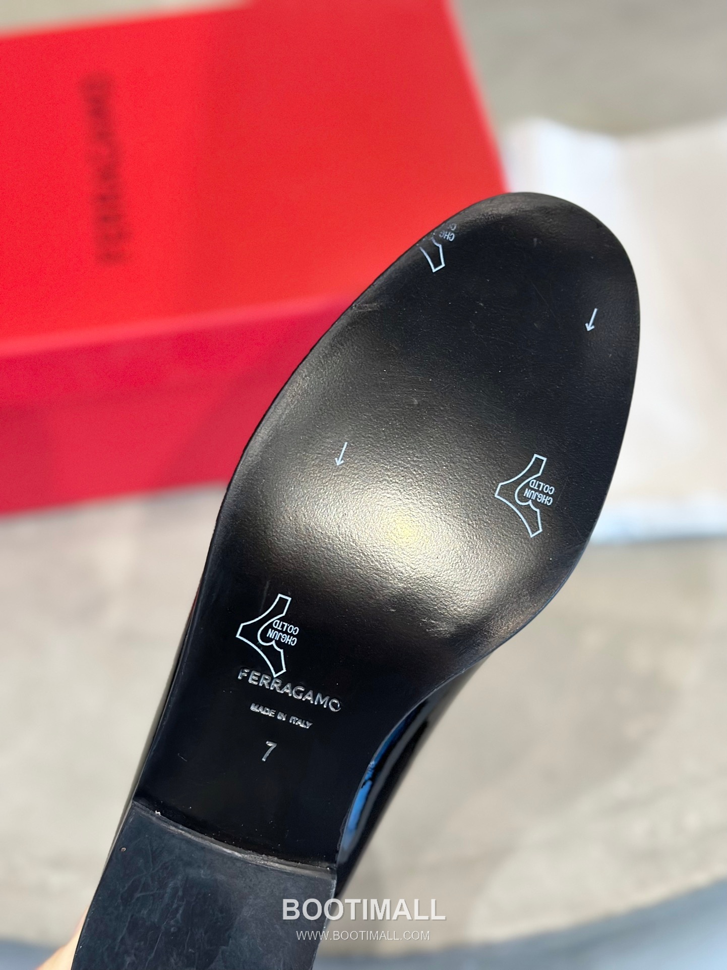 Salvatore Ferragamo Vara Bow Patent Leather Loafer Moccasins 살바토레 페라가모 바라 리본 페이턴트 레더 로퍼 모카신 555048 2cm 9