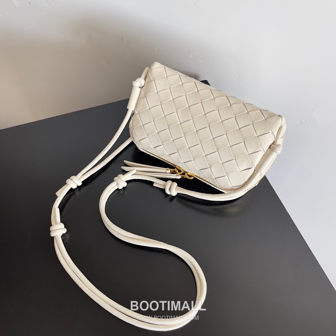 Bottega Veneta Concert Pouch Intrecciato Leather Mini Crossbody Bag 보테가베네타 콘서트 파우치 인트레치아토 가죽 미니 크로스백 18.5cm 4