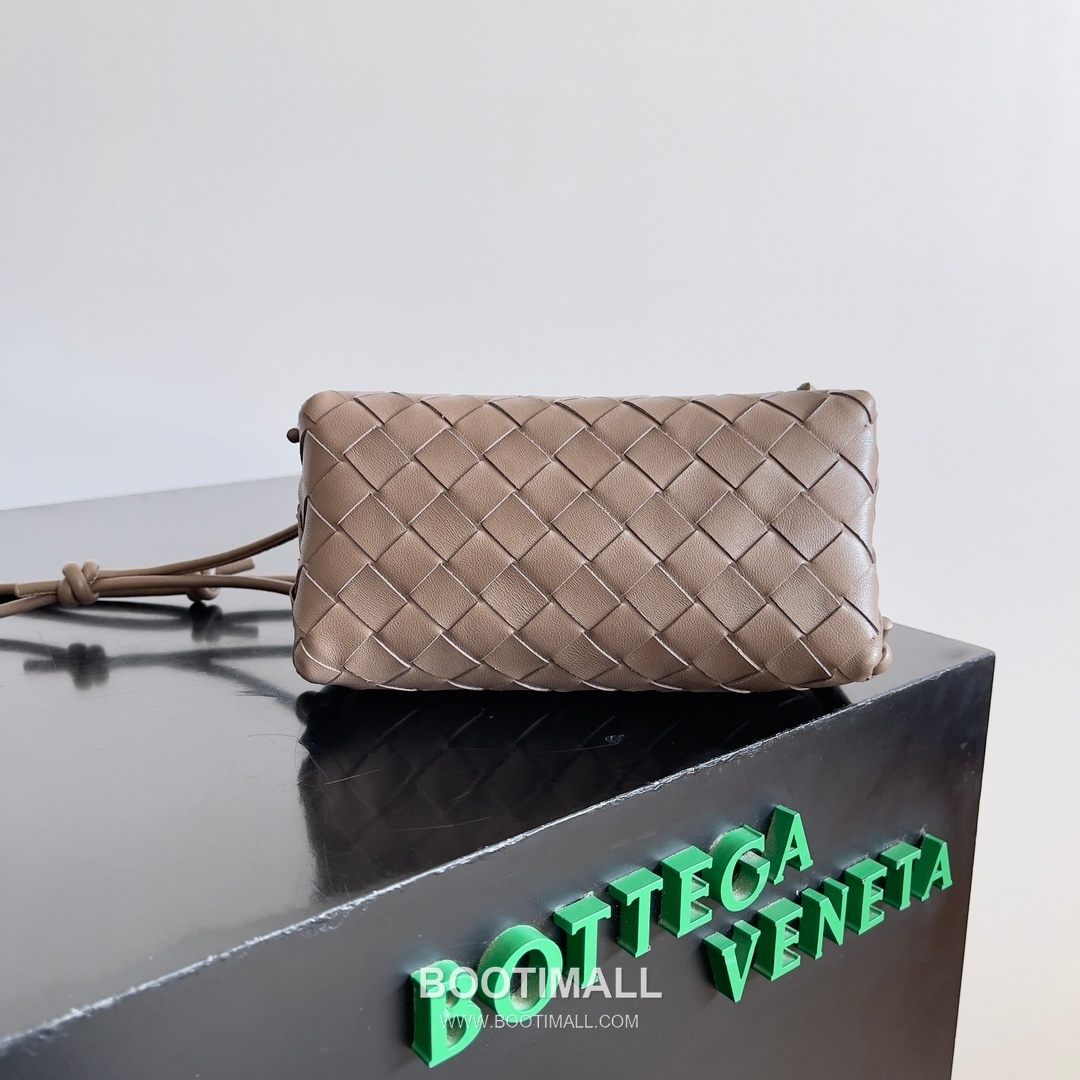 Bottega Veneta Concert Pouch Intrecciato Leather Mini Crossbody Bag 보테가베네타 콘서트 파우치 인트레치아토 가죽 미니 크로스백 18.5cm 3
