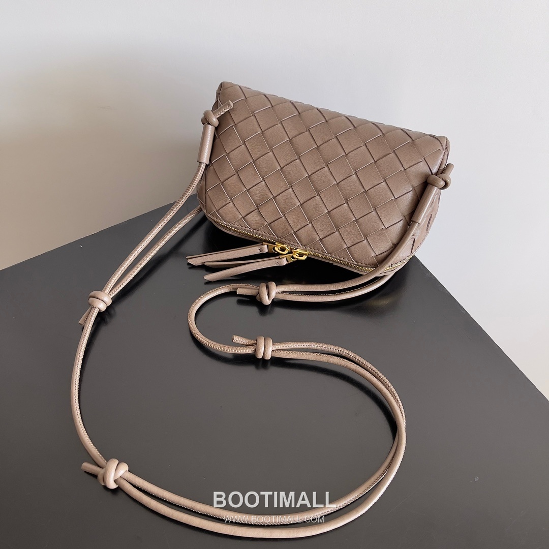 Bottega Veneta Concert Pouch Intrecciato Leather Mini Crossbody Bag 보테가베네타 콘서트 파우치 인트레치아토 가죽 미니 크로스백 18.5cm 4