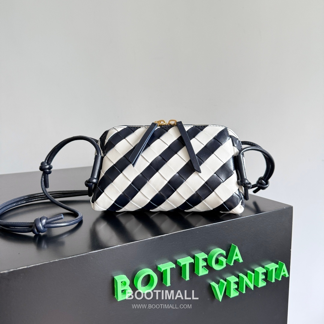 Bottega Veneta Concert Pouch Intrecciato Leather Mini Crossbody Bag 보테가베네타 콘서트 파우치 인트레치아토 가죽 미니 크로스백 18.5cm 1