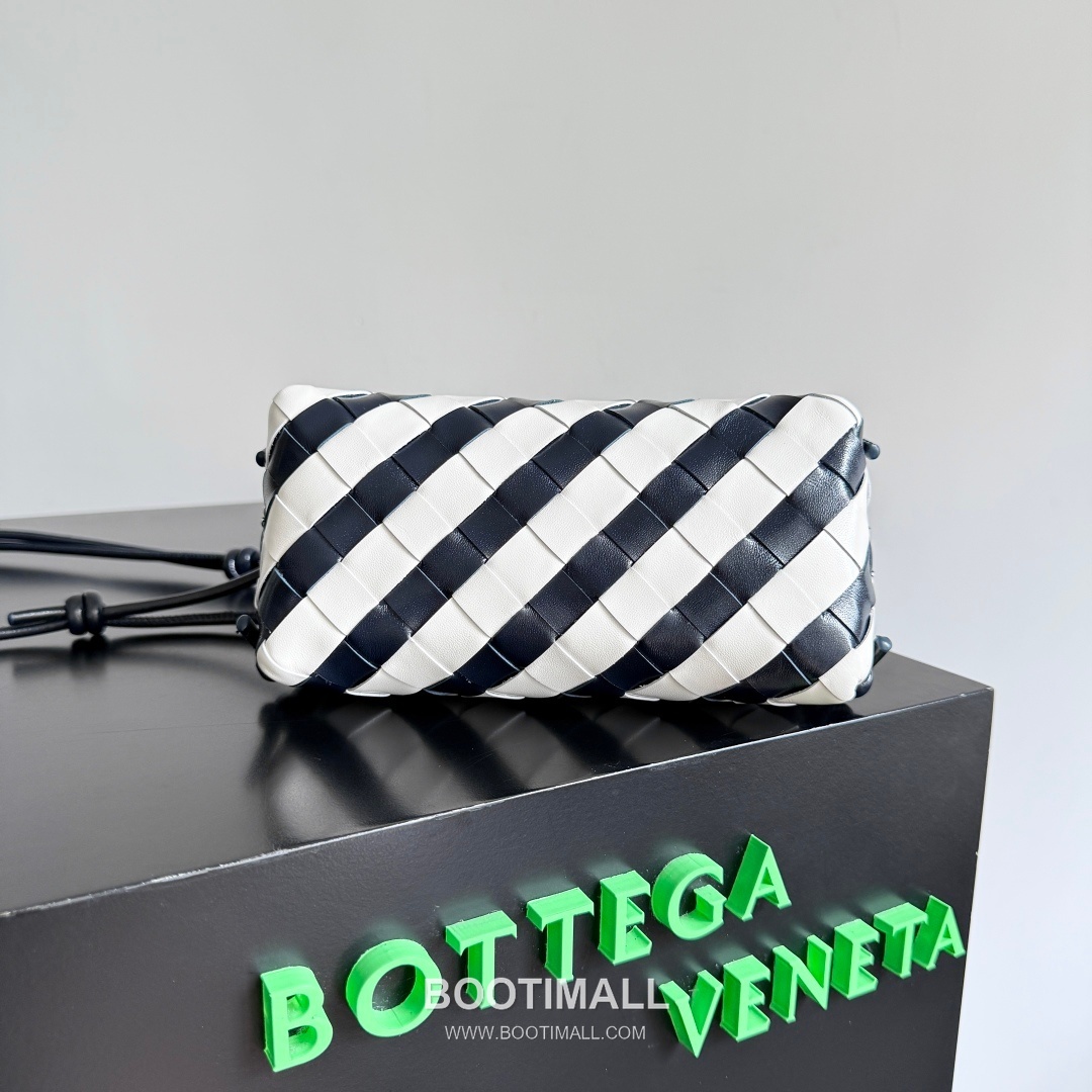 Bottega Veneta Concert Pouch Intrecciato Leather Mini Crossbody Bag 보테가베네타 콘서트 파우치 인트레치아토 가죽 미니 크로스백 18.5cm 3