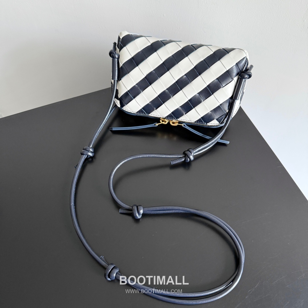 Bottega Veneta Concert Pouch Intrecciato Leather Mini Crossbody Bag 보테가베네타 콘서트 파우치 인트레치아토 가죽 미니 크로스백 18.5cm 5