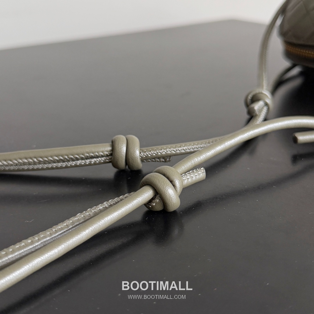 Bottega Veneta Concert Pouch Intrecciato Leather Mini Crossbody Bag 보테가베네타 콘서트 파우치 인트레치아토 가죽 미니 크로스백 18.5cm 4