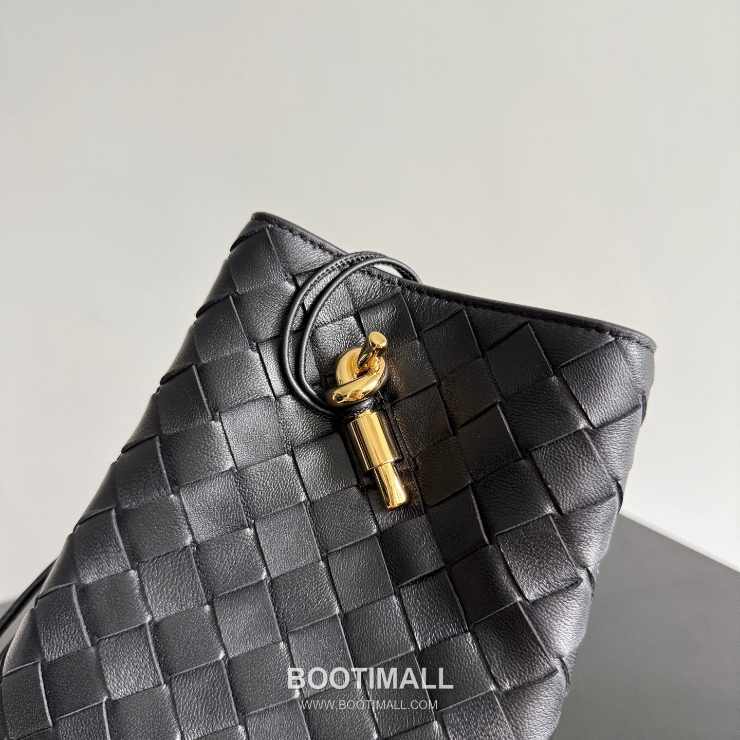 Bottega Veneta Andiamo Intrecciato Phone Pouch Crossbody Bag 보테가 베네타 안디아모 인트레치아토 폰 파우치 크로스백 21.5cm 3