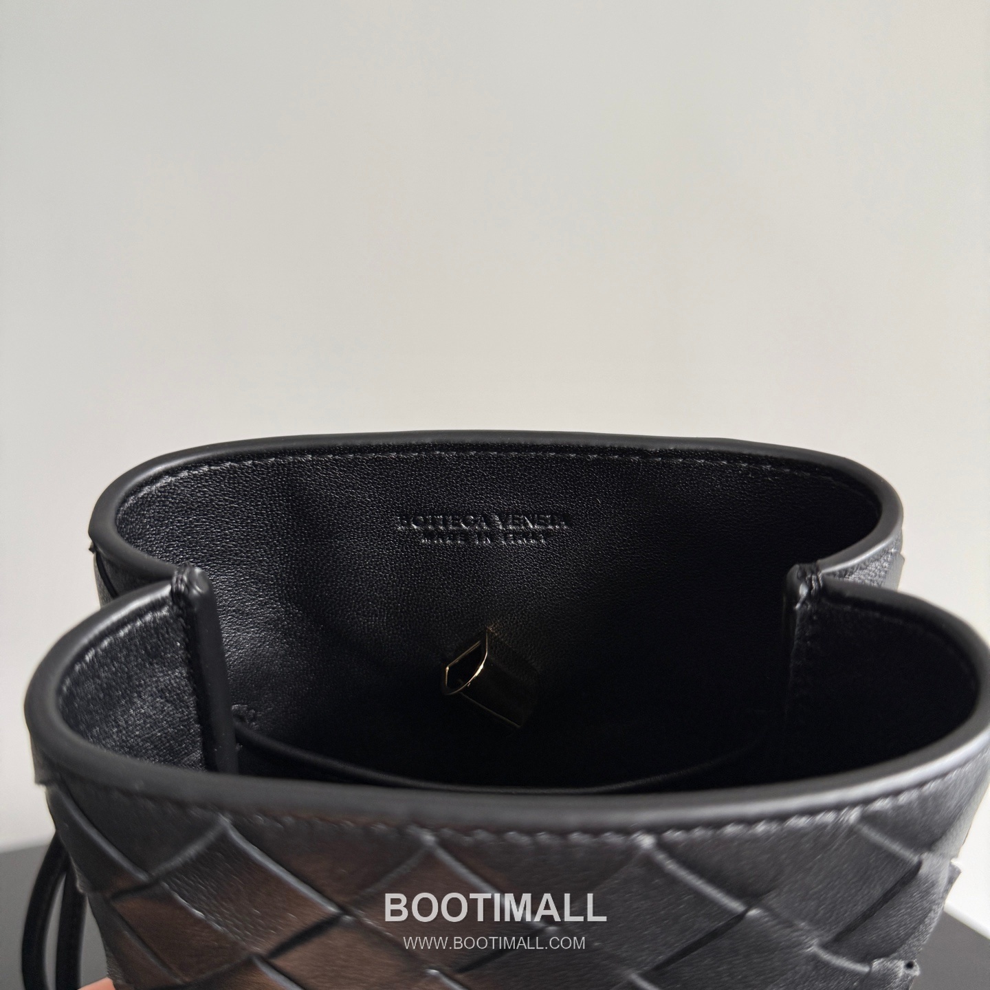 Bottega Veneta Andiamo Intrecciato Phone Pouch Crossbody Bag 보테가 베네타 안디아모 인트레치아토 폰 파우치 크로스백 21.5cm 9