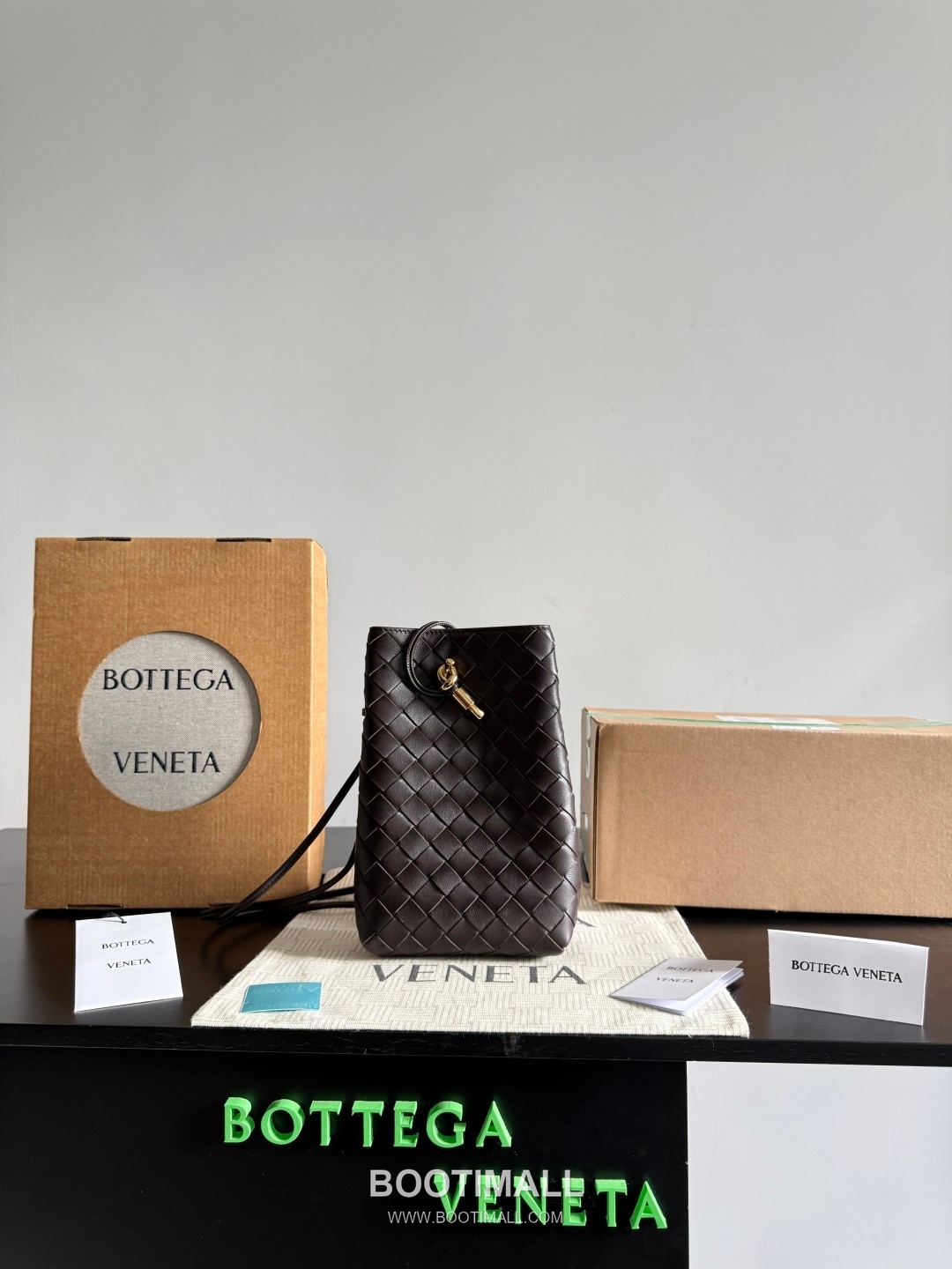 Bottega Veneta Andiamo Phone Pouch Intrecciato Leather Crossbody Bag 보테가베네타 안디아모 폰 파우치 인트레치아토 가죽 크로스백 21cm 1