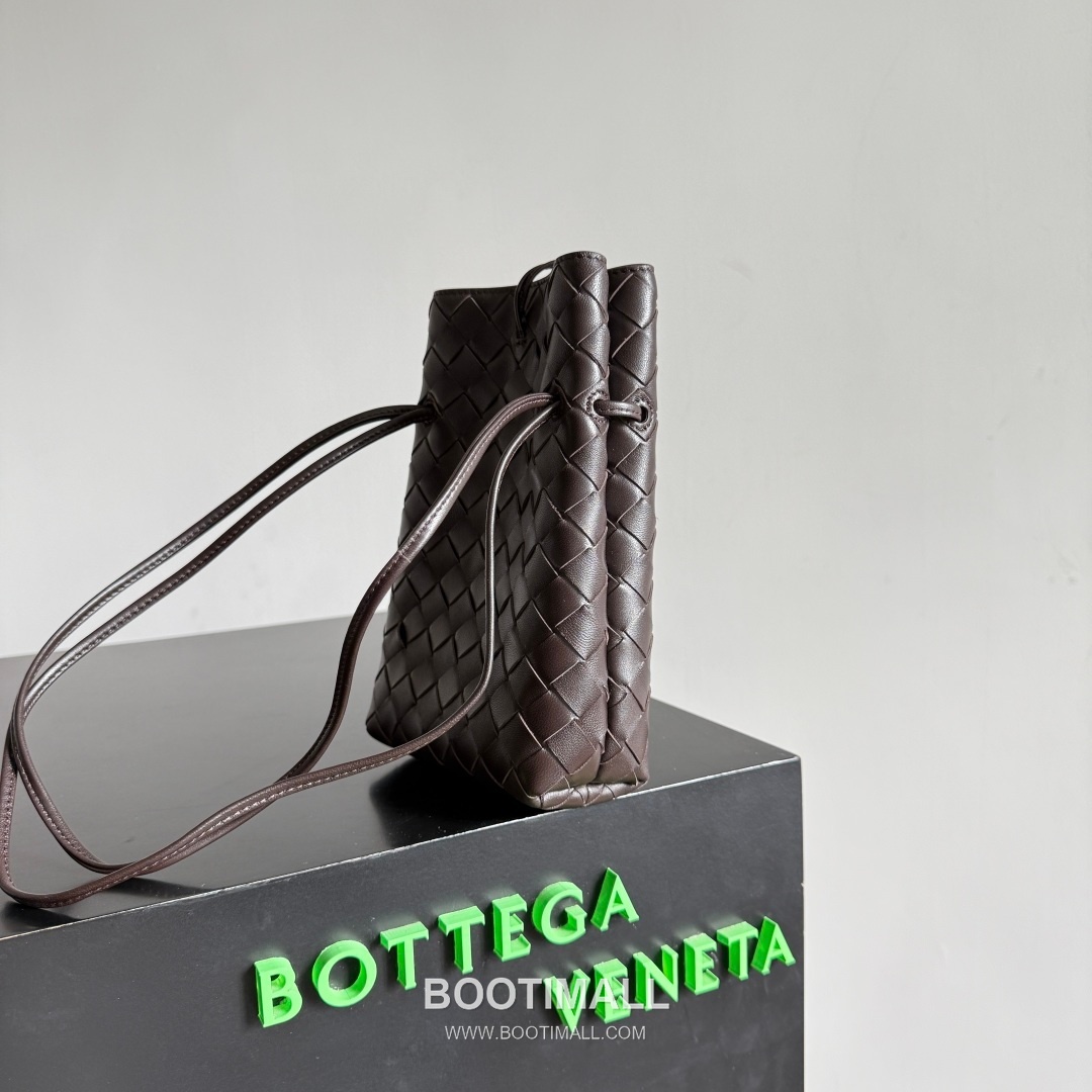 Bottega Veneta Andiamo Phone Pouch Intrecciato Leather Crossbody Bag 보테가베네타 안디아모 폰 파우치 인트레치아토 가죽 크로스백 21cm 4