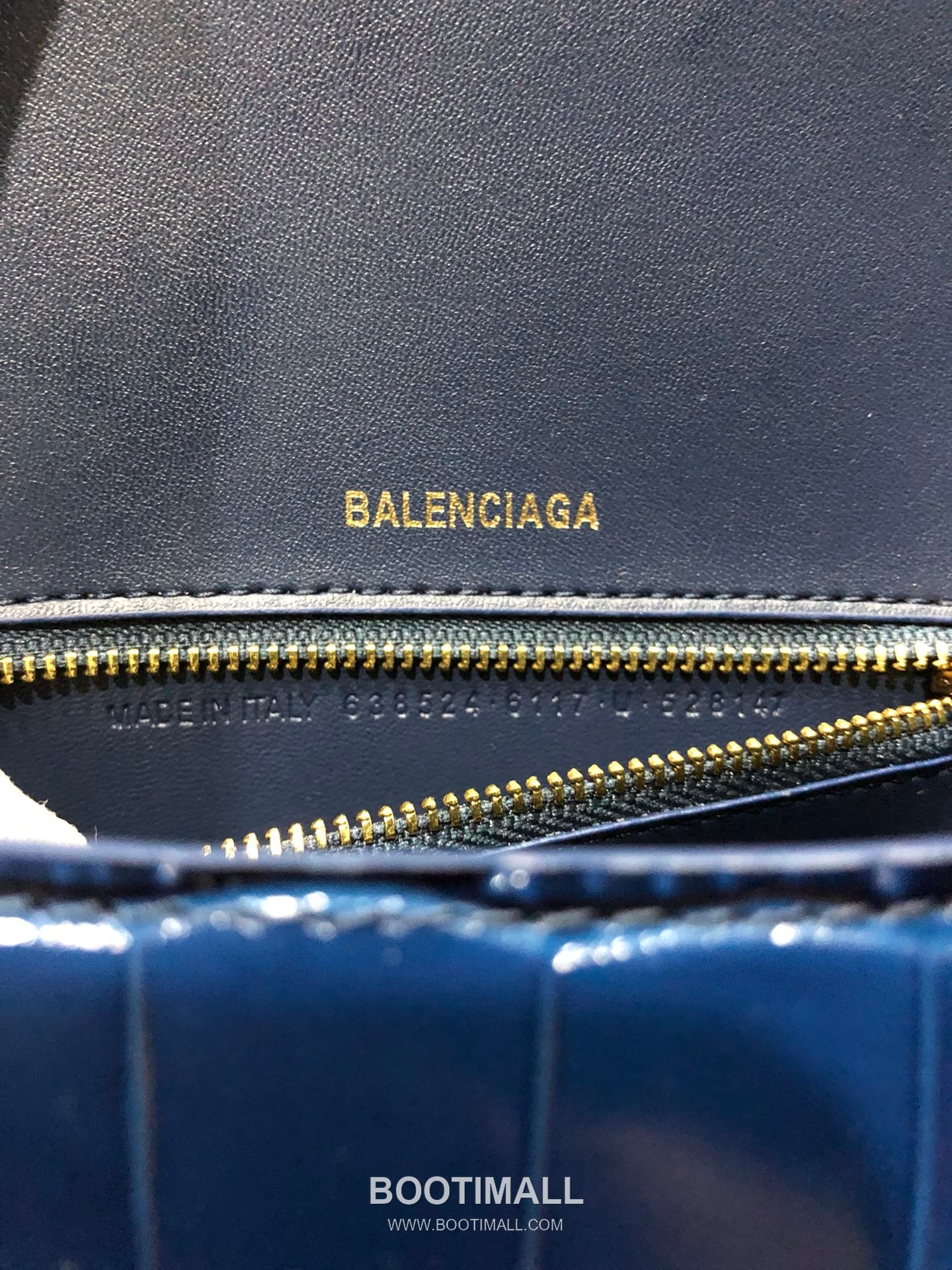 Balenciaga Hourglass Crocodile Embossed Leather Top Handle Bag 발렌시아가 아워글래스 크로커다일 엠보싱 가죽 탑핸들 백 24cm 9