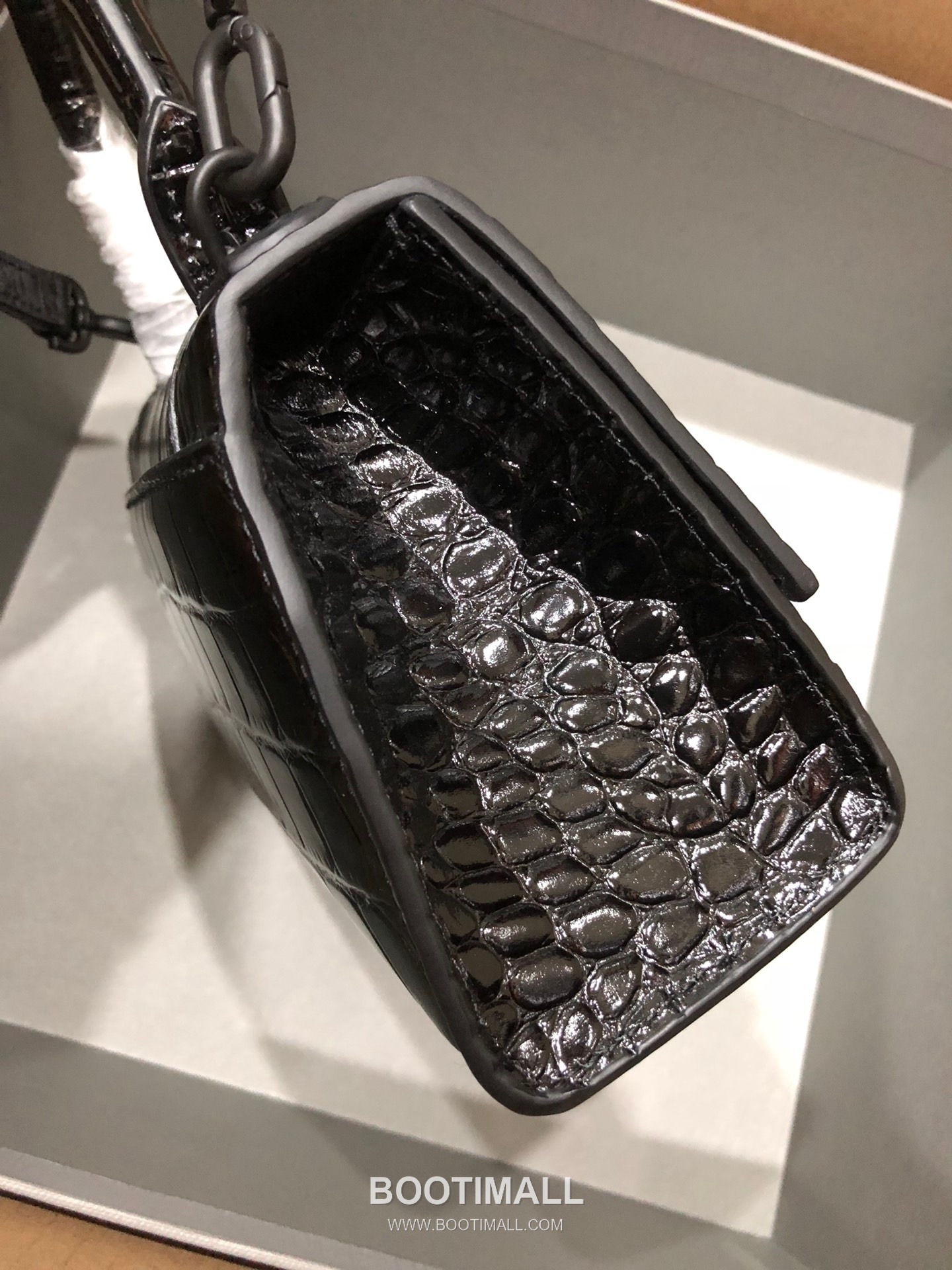 Balenciaga Hourglass Crocodile Embossed Leather Top Handle Bag 발렌시아가 아워글래스 크로커다일 엠보싱 가죽 탑핸들 백 24cm 3
