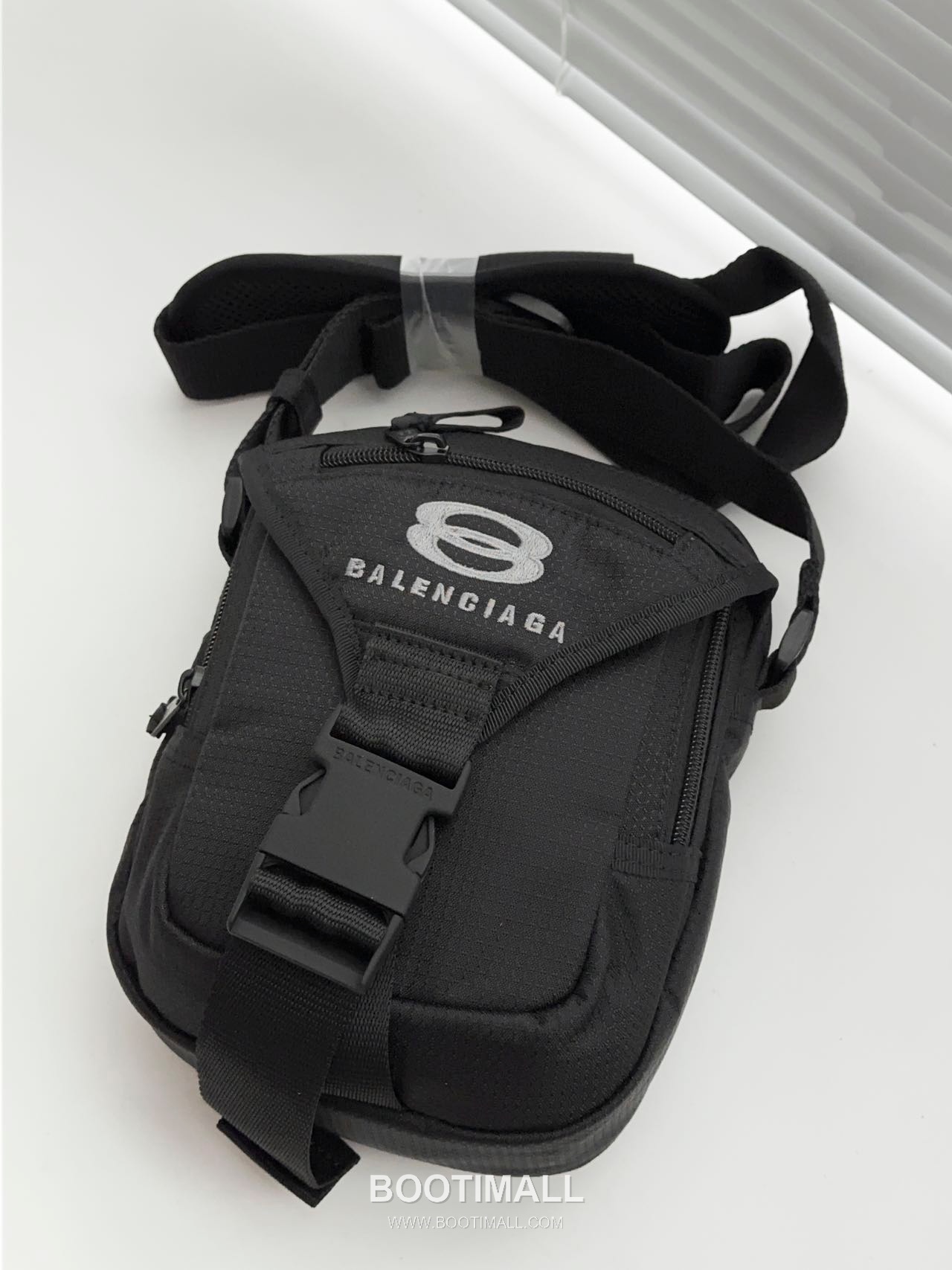 Balenciaga Check Nylon Flap Crossbody Bag 발렌시아가 체크 나일론 플랩 크로스백 21cm 1