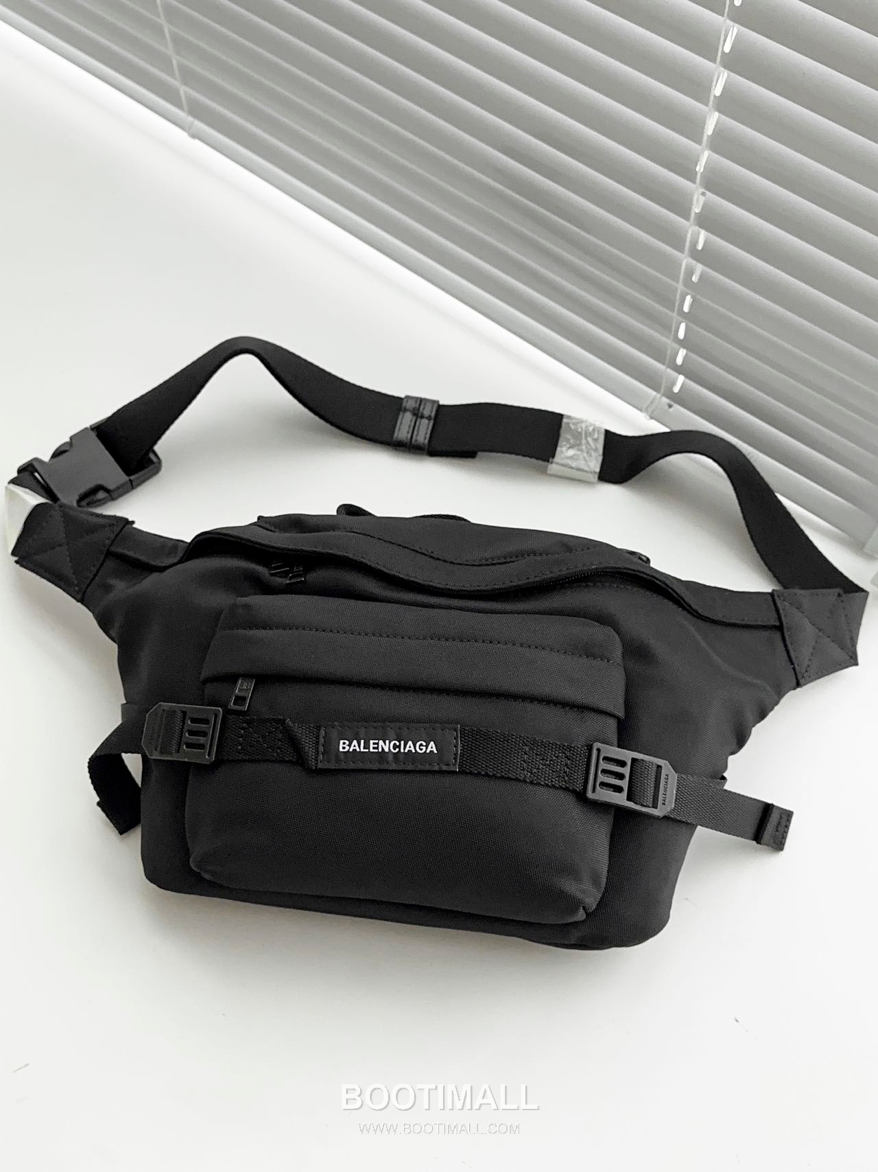 Balenciaga Mountaineering Leather Belt Bag 발렌시아가 마운티어링 가죽 벨트백 26cm 1