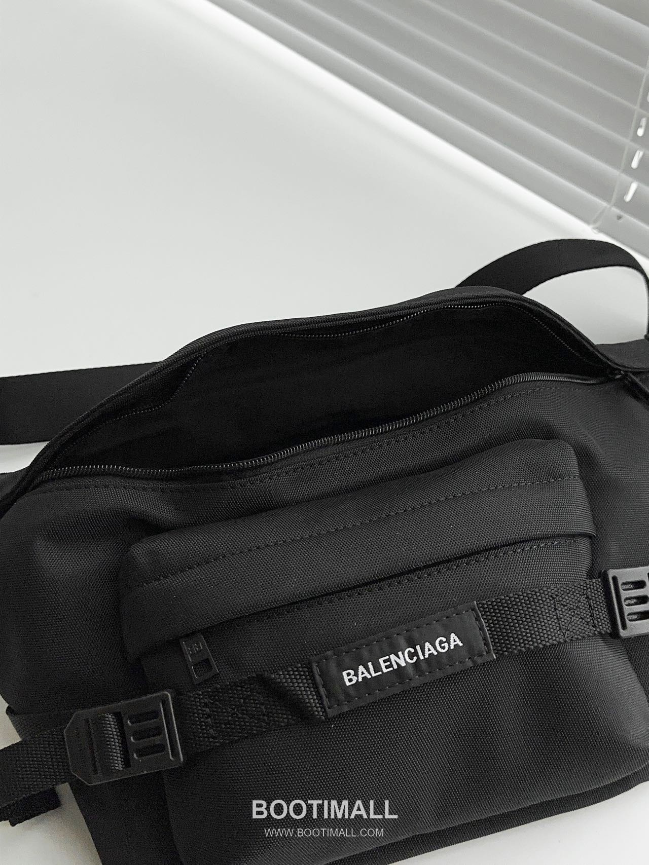 Balenciaga Mountaineering Leather Belt Bag 발렌시아가 마운티어링 가죽 벨트백 26cm 7