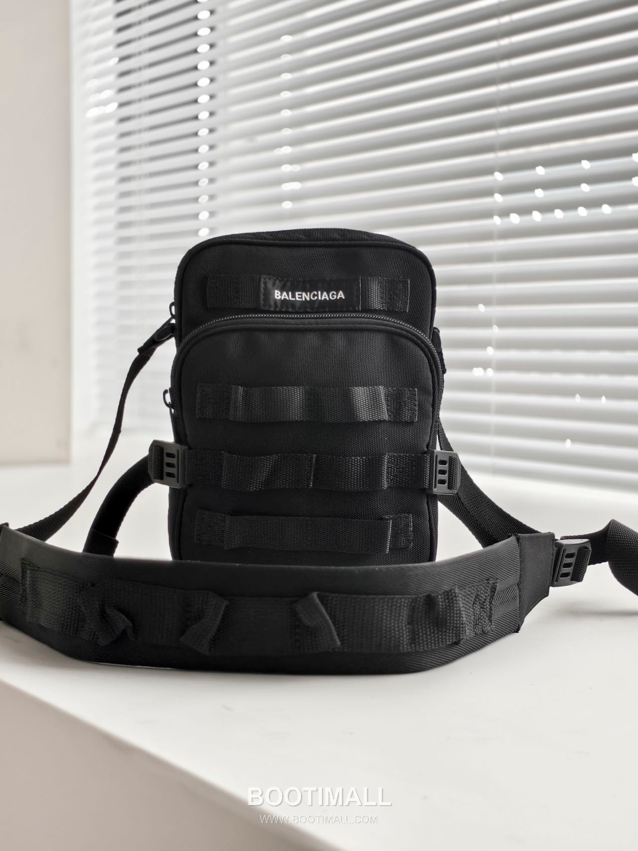 Balenciaga Army Nylon Messenger Bag 발렌시아가 아미 나일론 메신저 크로스백 22.4cm 1